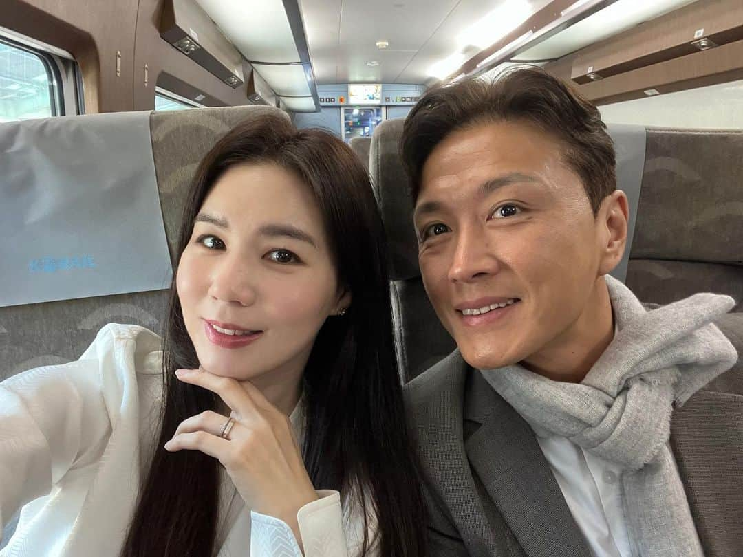 チン・テヒョンさんのインスタグラム写真 - (チン・テヒョンInstagram)「ktx 첫차 호남선 🚄 우리 차에 한분만 계심  ❤️❤️🤍🤍 아프지마 우리 시으나🔥  아내가 요즘 몸살로 고생해유  응원해줘유 😄😃😊⭐️ 여러분들도 모두 아프지 말아요 😃  서울가서 또 링겔맞자 🚀🚀 화 이 팅 🔥🔥  #부부」10月29日 8時33分 - taihyun_zin