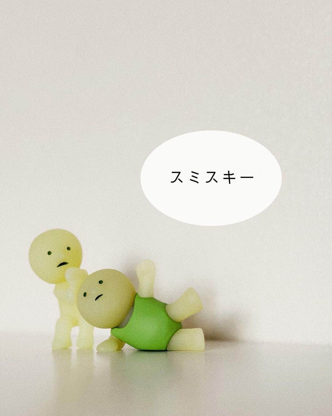 山田みみのインスタグラム：「. ⁡ みんな大好きスミスキー ⁡ ビレバン行くたびにレジ前で ちょこんと見つめてくるスミスキー ⁡ 我が家にもとうとうやってきましたああああ(嬉) ⁡ ⁡ ✔︎スミスキー シリーズ 1 ⁡ 知らない人はもはやいないと勝手に思ってるけど( ⁡ スミスキーは「スミ」が好きで ものかげでひっそり暮らしてる妖精さん🧚🏻 夜になるとぽわっと光る(かわいい) ⁡ 開けるまでどの子がやってくるか分からない スミに飾って楽しめるちっちゃいフィギュア ⁡ ⁡ 公式サイト見に行ったけど 見た感じ14シリーズもある？！？！ ⁡ 今回はパッケージになってるノゾキスキーでした 気弱な性格だからへっぴり腰なんだって…きゎわ… ⁡ ⁡ ✔︎スミスキー エクササイジングシリーズ ⁡ スミスキー最新シリーズ🧚🏻 ⁡ 丸い体型を気にし始めたらしい… エアロビスキー…可愛すぎて可愛い… ⁡ 個人的にダンベルスキーも欲しい🫶🏻 ⁡ ⁡ 公式サイトがとにかく可愛いので 是非覗いてみてください👀 ⁡ ⁡ ⁡ ⁡ ⁡ ⁡ ⁡ #PR #smiski #スミスキー #ママスタグラム #インテリア」