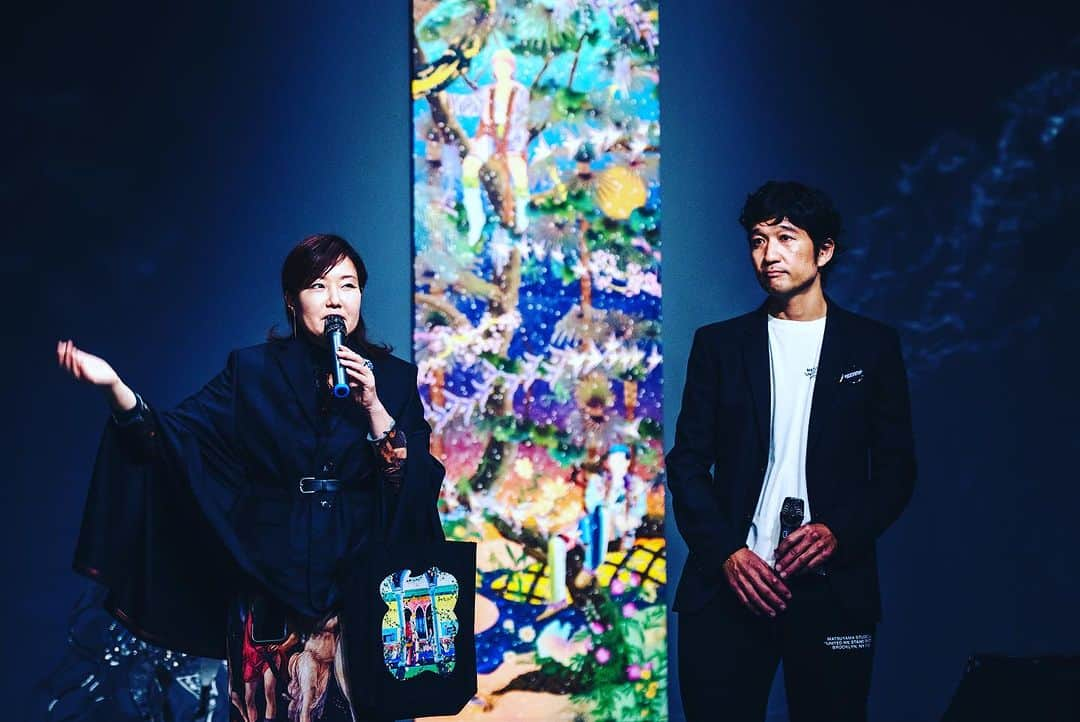 松山智一のインスタグラム：「弘前レンガ倉庫美術館での個展「雪月花のとき」が無事開幕。先立って展覧会の開催目的、作品解説の場が幾度も設けられる。改めて学芸統括兼副館長 の木村絵里子氏 @erikokimura がどれだけ作品と展覧会構成に真摯に向き合ってくれたか、その言葉一つ一つから伝わってくる。キュレーターから受ける愛と信頼はアーティストにとって財産。  木村さん、ありがとう！一緒に駆け抜けたこの半年間かなりハードでしたね。笑　10tトラック7台分の作品という規格外の展示、ガチンコでした🙇🏻‍♂️  本日、ご一緒するパネルトークも楽しみにしています。 @hirosaki_moca  —————————- インスタライブでも配信します。ぜひご覧ください。  (In English)  The solo exhibition "Fictional Landscape" has opened at the Hirosaki Museum of Contemporary Art @hirosaki_moca . Ahead of this, countless sessions were arranged to explain the context of the exhibition and provide commentary on the artworks. It becomes evident from each word she speaks how sincere curator Eriko Kimura @erikokimura engaged with the artworks. Her dedication to understanding my works while curating this exhibition is unmistakable. The passion and trust an artist receives from a curator is invaluable.  Thank you, Eriko san. The past six months putting this exhibition together was quite intense😂 An extraordinary exhibition with the equivalent of seven 10-ton trucks of artworks – it was a real showdown   I'm looking forward to the panel discussion we're having today. —————————- We'll also be streaming on Instagram Live. Please tune in. @hirosaki_moca   📷　@rkrkrk」