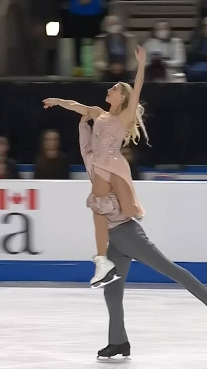 Skate Canadaのインスタグラム：「Breathetaking! 😍   Piper Gilles & Paul Poirier left everything on the ice during their love-story Free Dance to claim the #SkateCanada Title in front of the home crowd! 🥇🇨🇦  #FigureSkating  #GPFigure」