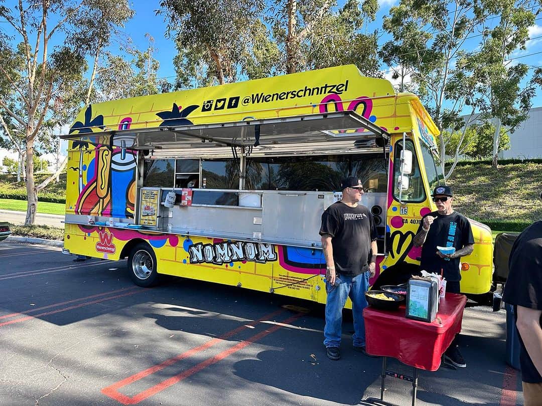 ケアリー・ハートのインスタグラム：「Made it to the mother ship, @oakley for the finish!!!!! Need a @wienerschnitzel and @boxedwater immediately!!!!!!」