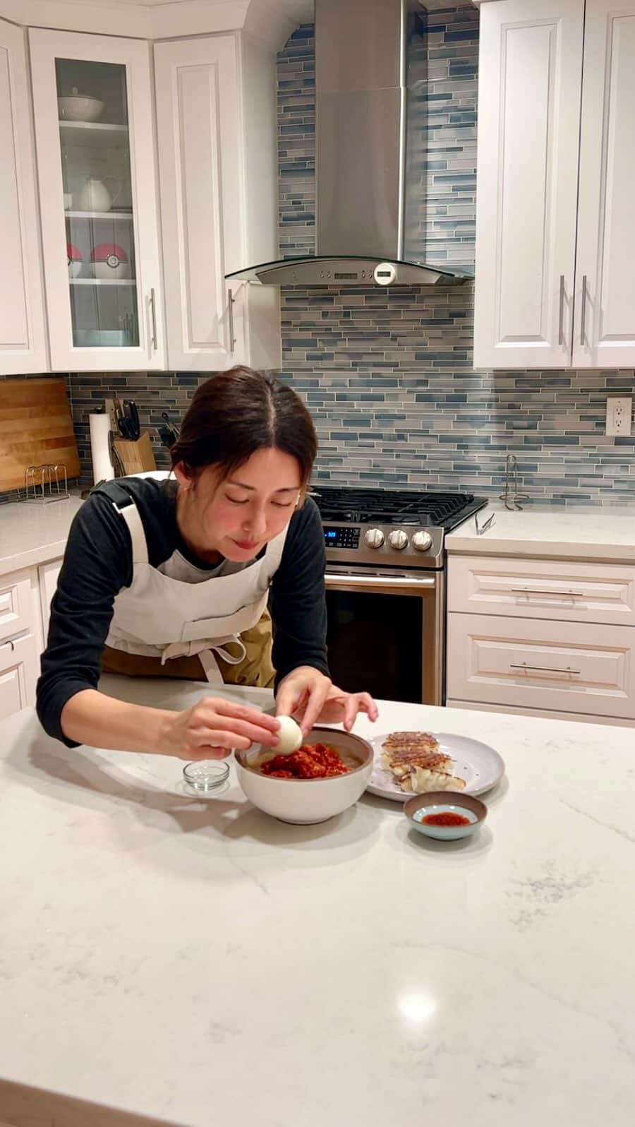 高木りなのインスタグラム：「わが家の深夜食堂。毎晩夜中に帰って来る夫。晩ごはんを多めに作っても予想外に子供たちが食べた日は別に作ります。この日は冷凍冷麺と焼き餃子。毎日お疲れさま🐣 우리집의 심야식당. 매일 늦게 퇴근하는 남편. 저녁을 많이 만들어도 예상외로 애들이 많이 먹은 날은 따로 만들어요. 이날은 냉동냉면이랑 군만두. 오늘도 수고했어요~🐣」