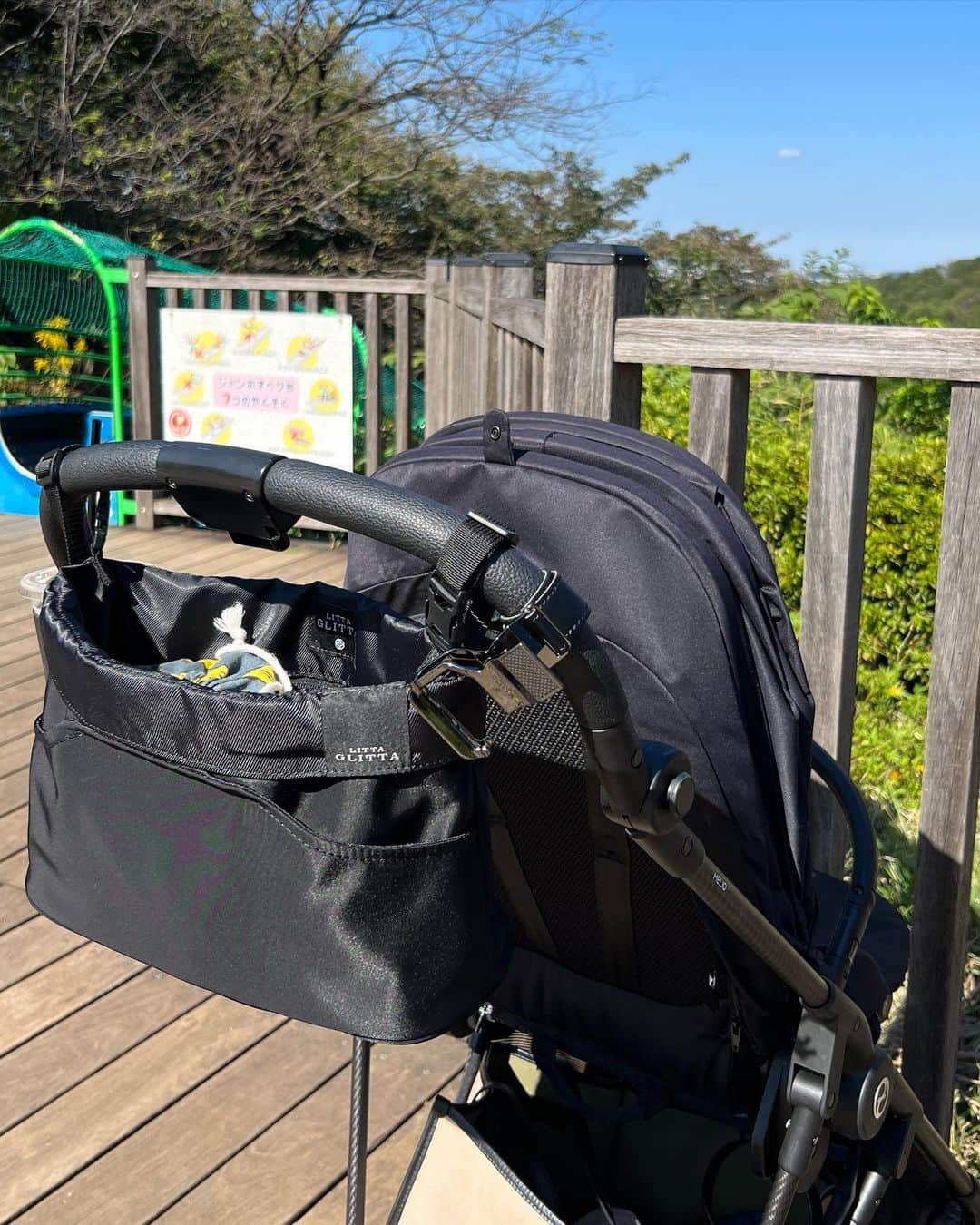安田華乃さんのインスタグラム写真 - (安田華乃Instagram)「自然に囲まれている公園に来ました🛝🌳 遊具がたくさんあって楽しかった!!  ベビーカーに直接つけるバッグって こんなにも便利なのね😳😳 もっと早く使っていればよかった笑  とにかく、 物の出し入れが楽すぎる😩👏 飲み物や手拭きをすぐに取り出せる。  大容量だから 近場には、このバッグだけで お出かけしてます✌️  後、このバッグ装着したまま ベビーカー畳むことできます◎ 最強。  #ベビーカーバッグ #マザーズバッグ #ベビーカー選び #子連れお出かけ #バッグの中身 #公園あそび  #四季の森公園」10月29日 8時58分 - nanochuuun_