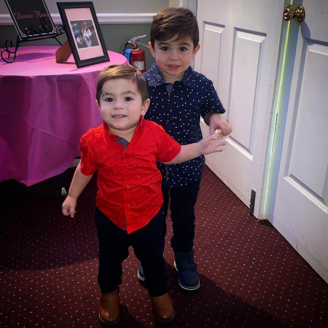 ディーナ・ニコール・コルテーゼのインスタグラム：「These two handsome Buckner boys celebrating their cousin Nicole’s birthday 🥳」