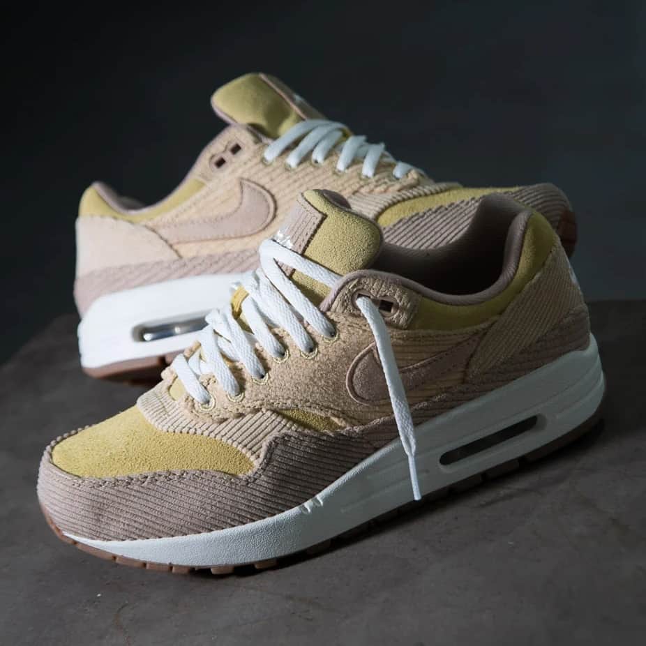 Sneaker Newsさんのインスタグラム写真 - (Sneaker NewsInstagram)「Corduroy and suede make these Air Max 1s one of the coziest-looking sneakers of Winter 2023...⁠ Tap the link in our bio for a closer look at this women's release!⁠ ⁠ 📷️: alivemexico」10月29日 9時00分 - sneakernews
