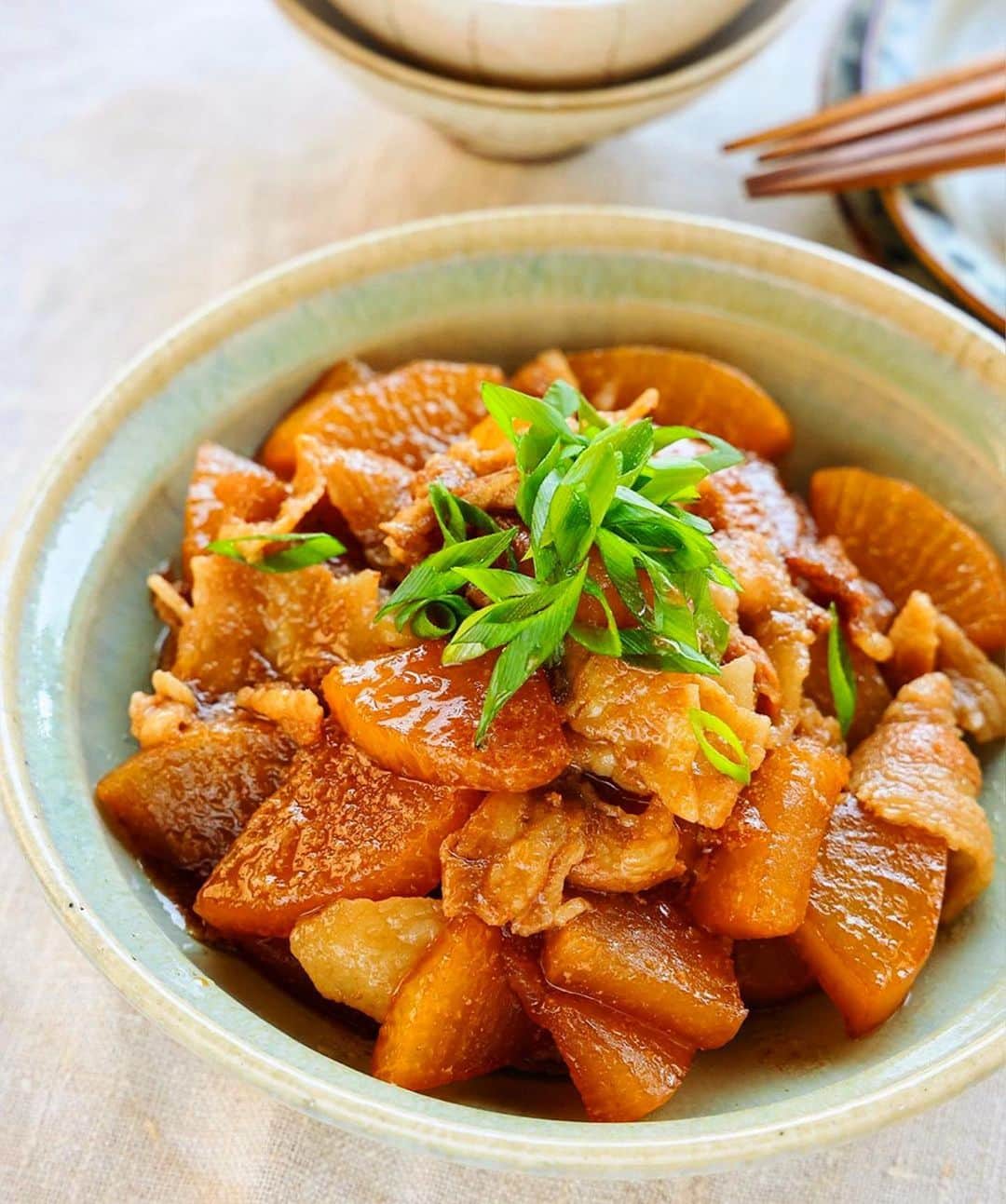 Mizuki【料理ブロガー・簡単レシピ】さんのインスタグラム写真 - (Mizuki【料理ブロガー・簡単レシピ】Instagram)「・ほったらかしで絶品💕 ⁡ ［#レシピ ］ ーーーーーーーーーーーー ほったらかし豚バラ大根 ーーーーーーーーーーーー ⁡ ⁡ ⁡ おはようございます☺️ ⁡ 昨日リールでご紹介したレシピの 静止画バージョンです✨ ⁡ ⁡ ▼ ▼ ▼ ▼ ▼ ▼ ⁡ ⁡ 煮るだけ簡単‼️ \ ほったらかし豚バラ大根 / ⁡ お鍋に入れたらほったらかしの 超簡単お手軽レシピ💓 煮るだけだからノンオイルで 味しみしみに仕上がりますよ〜😋 ⁡ ごはんにもお酒にも合うので よかったらお試し下さいね✨ ⁡ ⁡ ⁡ ⋱⋰ ⋱⋰ ⋱⋰ ⋱⋰ ⋱⋰ ⋱⋰ ⋱⋰ 📍簡単・時短・節約レシピ更新中  Threadsもこちらから▼ @mizuki_31cafe ⁡ 📍謎の暮らし＆変なライブ垢 @mizuki_kurashi ⋱⋰ ⋱⋰ ⋱⋰ ⋱⋰ ⋱⋰ ⋱⋰ ⋱⋰ ⁡ ⁡ ⁡ ＿＿＿＿＿＿＿＿＿＿＿＿＿＿＿＿＿＿＿ 【2人分】 豚バラ薄切り肉...150g 大根...10cm(350g) ●水...200ml ●醤油・みりん...各大2 ●砂糖...大1 ●和風顆粒だし...小1/2 ●生姜チューブ...3cm 万能ねぎ(斜め切り)...適量 ⁡ 1.大根は皮を剥き、1cm厚さのいちょう切りにする。豚肉は3cm長さに切る。 2.(直径20cmの)鍋に●を入れて中火で煮立て、1を加えて豚肉をほぐす。再び煮立ったら蓋を少しずらしてのせ、煮汁が少なくなるまで煮る(15〜18分)。 3.器に盛り、ねぎをのせる。 ￣￣￣￣￣￣￣￣￣￣￣￣￣￣￣￣￣￣￣ ⁡ ⁡ 《ポイント》 ♦︎直径20cmのお鍋を使用します♩ ♦︎煮汁が鍋底にうっすら残る程度まで煮込みます♩ ♦︎(鍋のサイズが違う場合は特に)途中で1〜2回混ぜると均等に味が染みます♩ ♦︎時間に余裕があれば一度冷ますと◎ ⁡ ⁡ ⁡ ⁡ ⁡ ⁡ ⋱⋰ ⋱⋰ ⋱⋰ ⋱⋰ ⋱⋰ ⋱⋰ ⋱⋰  愛用している調理器具・器など   #楽天ROOMに載せてます ‎𐩢𐩺  (ハイライトから飛べます🕊️) ⋱⋰ ⋱⋰ ⋱⋰ ⋱⋰ ⋱⋰ ⋱⋰ ⋱⋰ ⁡ ⁡ ⁡ ⁡ ⁡ ✼••┈┈┈┈┈••✼••┈┈┈┈┈••✼ 今日のごはんこれに決まり！ ‎𓊆#Mizukiのレシピノート 500品𓊇 ✼••┈┈┈┈┈••✼••┈┈┈┈┈••✼ ⁡ ˗ˏˋ おかげさまで25万部突破 ˎˊ˗ 料理レシピ本大賞準大賞を受賞しました✨ ⁡ 6000点の中からレシピを厳選し まさかの【500レシピ掲載】 肉や魚のメインおかずはもちろん 副菜、丼、麺、スープ、お菓子 ハレの日のレシピ、鍋のレシピまで 全てこの一冊で完結 𓌉◯𓇋 (全国の書店・ネット書店で発売中) ⁡ ⁡ ⁡ ⁡ ⁡ ⁡ #ほったらかし豚バラ大根m #大根 #大根レシピ #豚肉レシピ #豚バラ大根 #煮物 #節約料理  #簡単料理  #時短料理 #mizukiレシピ  #時短レシピ #節約レシピ #簡単レシピ」10月29日 9時04分 - mizuki_31cafe