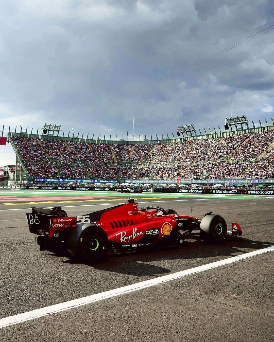 カルロス・サインツJr.さんのインスタグラム写真 - (カルロス・サインツJr.Instagram)「Front row lockout for tomorrow!  It won't be an easy race but we'll go for it! 💪🏻 FORZA FERRARI  Primera fila para el equipo mañana!  La carrera no será fácil pero iremos a por ello! 💪🏻 FORZA FERRARI  - #Carlossainz」10月29日 9時08分 - carlossainz55