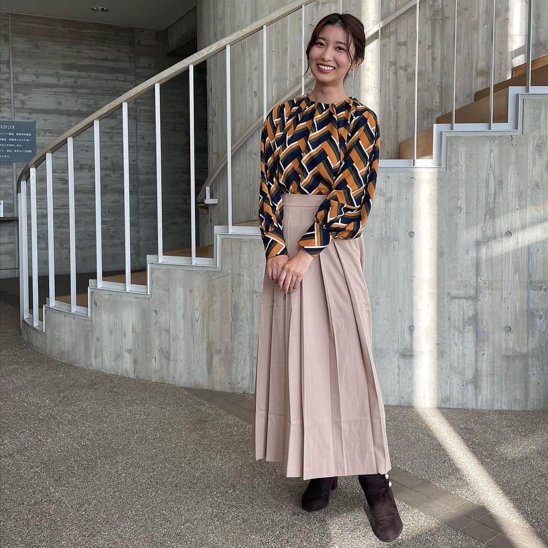 木村那津美のインスタグラム：「10/28 ちぐまや家族Plus  秋色お洋服🥰  BOUJeloud のブラウスでした🍁   #ちぐまや衣装  #アナウンサー衣装提供   #ブージュルード山口店」