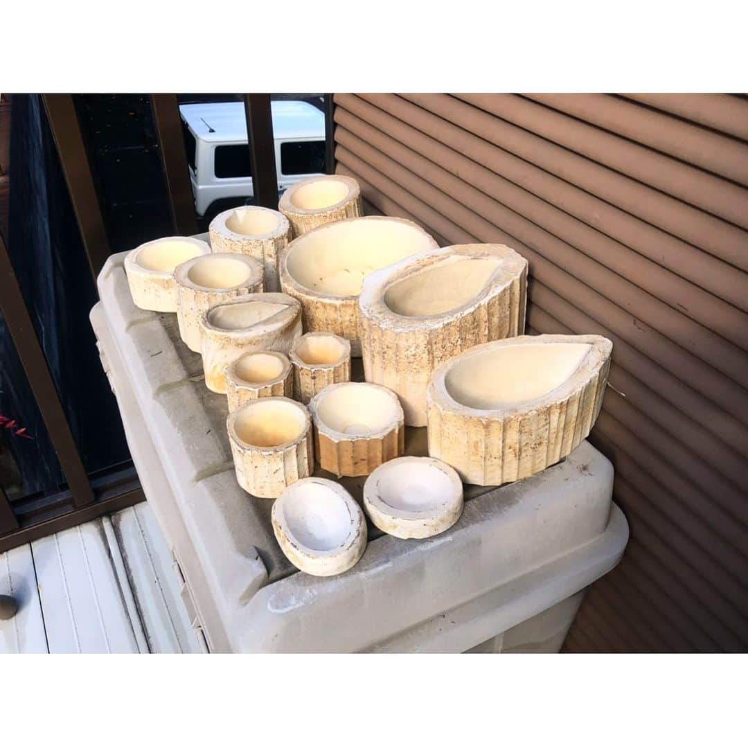 井山三希子のインスタグラム：「・ 雌型作業が続き石膏を乾かしたいけど この時期からの一階は日当たり悪く バケツで2階に運びベランダで天日干し　 昨夜は雷が鳴り嵐のような雨だった 今日明日は晴れて欲しい  個人的な連絡をこちらで失礼します 札幌context-s に来て下さった前職で 一緒だった初馬さーん！ こっそり見ていると聞きました ダイレクトメッセージにご連絡下さいね！」