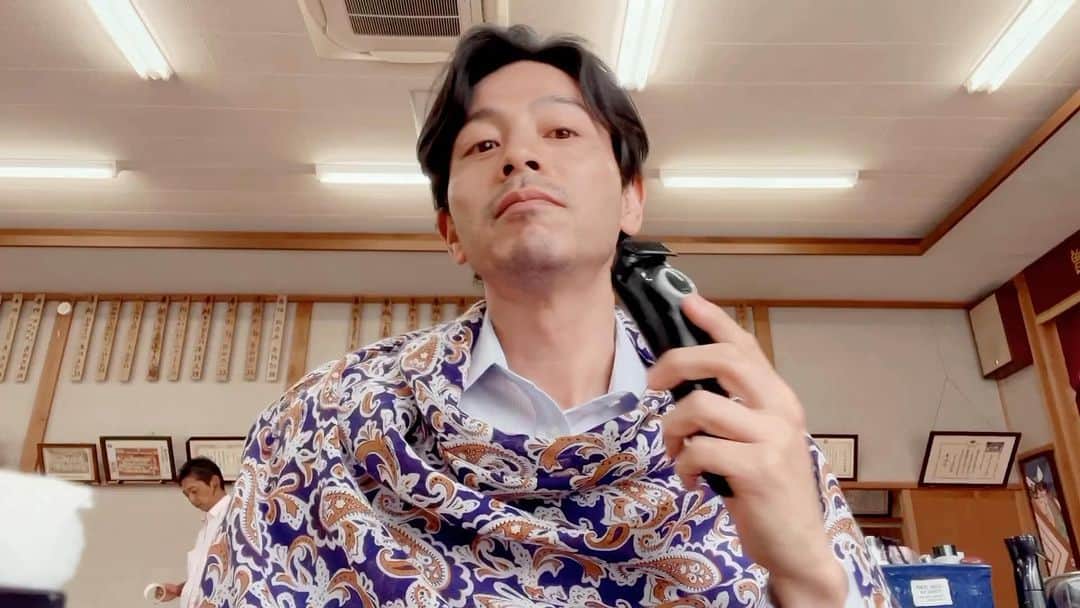 のインスタグラム：「． ［那須川夏生の作り方］  伊奈子先生の原作キャラクターにビジュアルを近づけるように、衣装合わせの時から、入念な打合せがありました。  「泥濘の食卓」の世界観をドラマで生み出す為に、みんなで試行錯誤しています。  私の演じる那須川夏生の扮装は  〈髭〉 ⚪︎2.5mm以下の無精髭 ⚪︎口髭と顎髭の境目はしっかり落とす  〈髪〉 ⚪︎前髪ストレートアイロン ⚪︎全体に白髪になるように、塗っていく ⚪︎パウダーで最後調整  〈肌〉 ⚪︎うっすらメイク ⚪︎血色若干悪目  このようになっています。 ドラマにかける“現場の熱量“が、本当に凄い！  ーーーーーーーーーーーーーーーーーーー テレビ朝日 土曜ナイトドラマ 【泥濘の食卓】 毎週土曜日よる11:30から  次回の第③話から、那須川の妻「ふみこ」が登場し、「泥濘の食卓」がさらに盛り上がっていきます。  お楽しみに！  #テレビ朝日 #泥濘の食卓 #齊藤京子 #櫻井海音  #原菜乃華  #戸田菜穂 #筒井真理子 #吉沢悠 #那須川夏生」