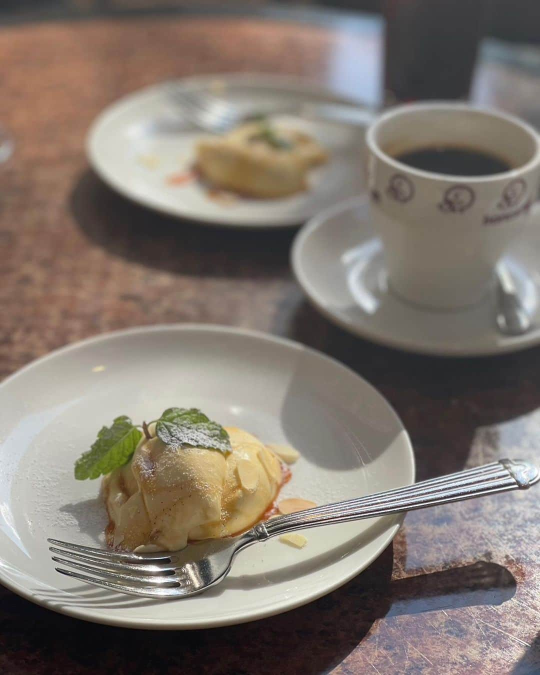 沢瀉美緒さんのインスタグラム写真 - (沢瀉美緒Instagram)「※ Lunch 🥗  . @izumikimoto がランチに来てくれた😋 1時間しかないランチもあっという間に有意義に。 . パスタランチは2種盛り付けられていて フォカッチャなどのパン、サラダ デザートにコーヒーがついたコスパ最強のランチ🍝 . そして、食べているとお友達が 目の前を横切った🤭笑 . 1人だとなかなか行かないので、 またランチしにきてねー笑 . . #エリオロカンダイタリアーナ #エリオ #elio」10月29日 9時28分 - mio_omodaka