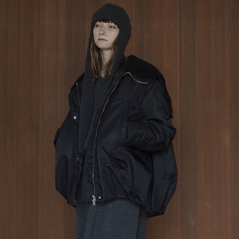 のインスタグラム：「.  [CLANE] BALLOON DESIGN HOODED N3B.  N3Bをベースにバルーンディテールを取り入れた、丸みのある女性らしいシルエットのミリタリージャケット。  ミニマルなデザインの縦長の胸ポケットと、中心に付いた開閉可能なファスナーで暖かいボア仕立てになるフーディーがポイントです。  中綿を入れて、袖口はリブ仕様にしたことでしっかり防寒効果があるので、真冬も着用いただけます。  -  #mawsapporo #MāW #insonlinestore #clane #sapporo #hokkaido #23aw」