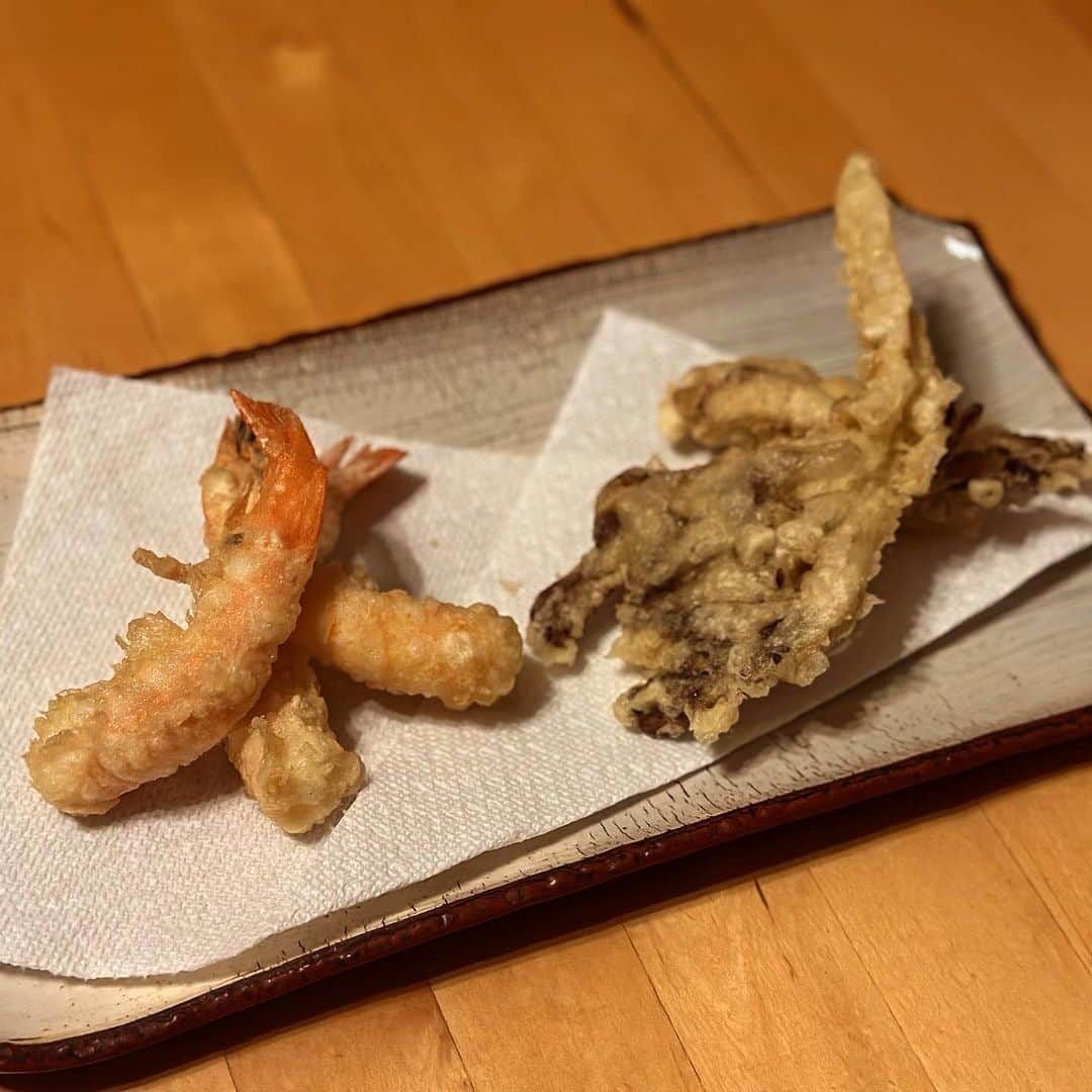 佐竹晃のインスタグラム：「I made tempura with maitake mushroom and shrimp tonight 😋 served on  Kohiki plate. 今日は舞茸とエビの天ぷらをあげました。あー美味しかった😋 粉引き皿使用 www.akirasatake.com #akirasatakeceramics #clay  #asheville  #gallerymugen  #陶芸 #陶芸家  #佐竹晃 #ceramics #pottery #japanese #japanesepottery #tougei」