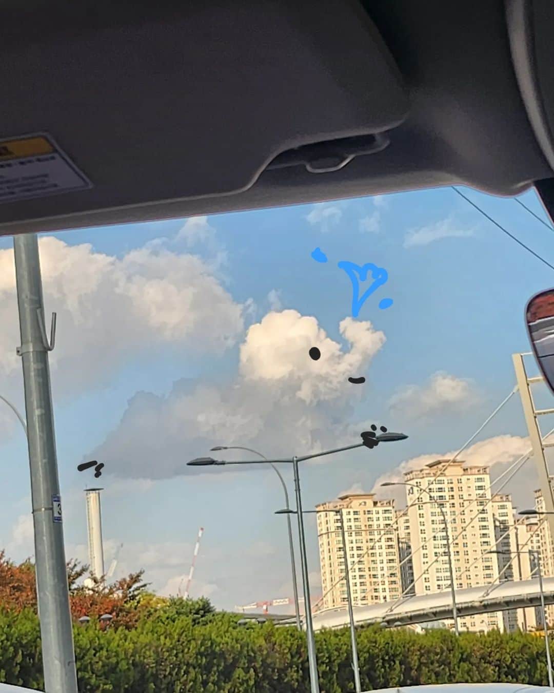 チョン・シアのインスタグラム：「by #서우공주_   "엄마, 오늘은 하늘에 코끼리가 있었어!" 매일 하늘을 보는 너가 참 좋아🤍」