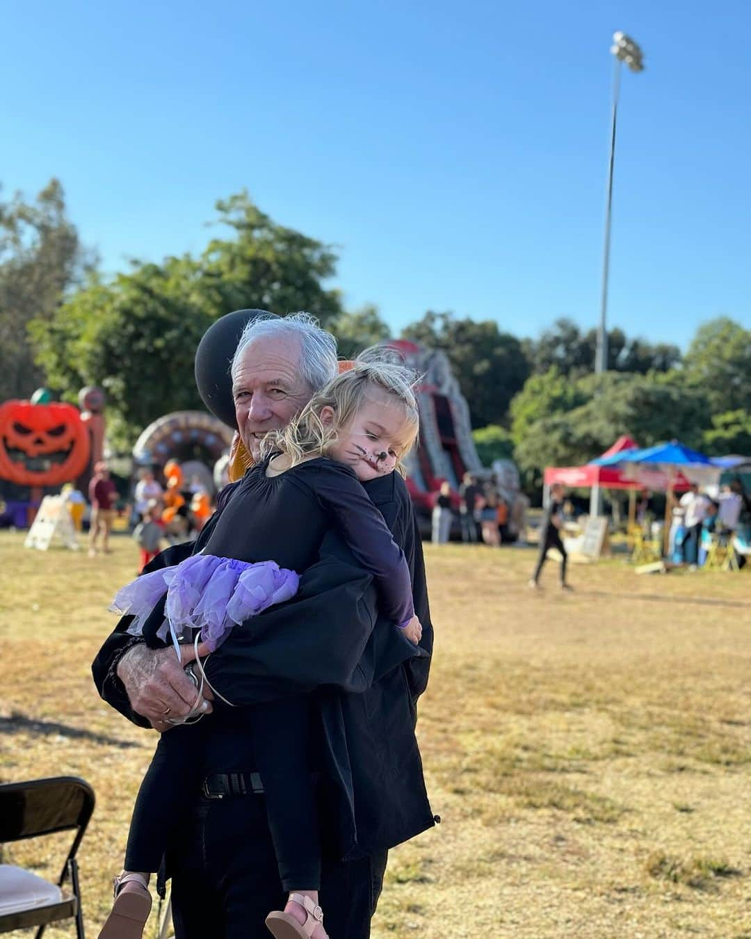 BROOKE EVERSさんのインスタグラム写真 - (BROOKE EVERSInstagram)「Halloween weekend here in LA with the family is something else! Rocky living her best life (last slide) 🤣🎃」10月29日 9時25分 - brookeevers