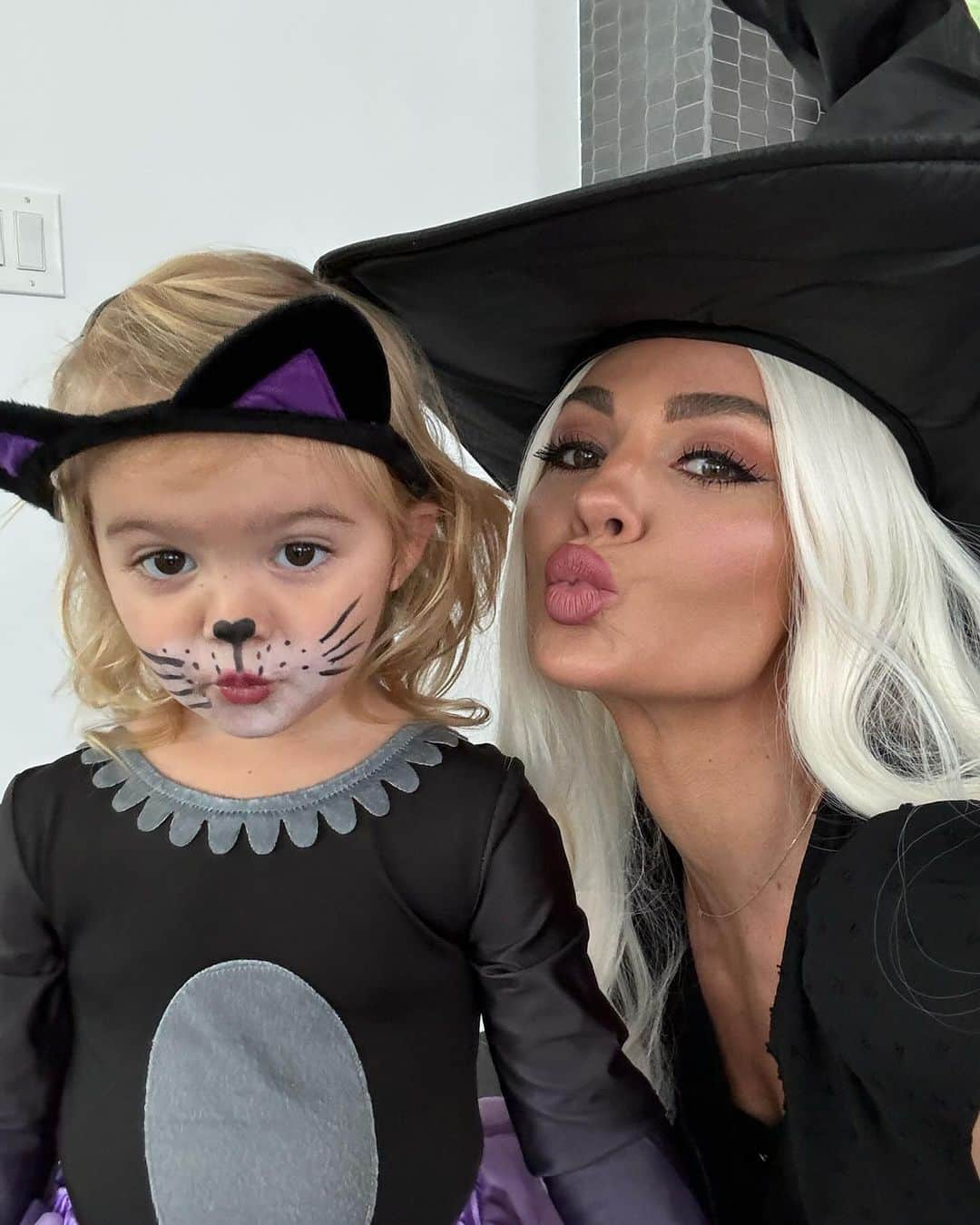 BROOKE EVERSさんのインスタグラム写真 - (BROOKE EVERSInstagram)「Halloween weekend here in LA with the family is something else! Rocky living her best life (last slide) 🤣🎃」10月29日 9時25分 - brookeevers