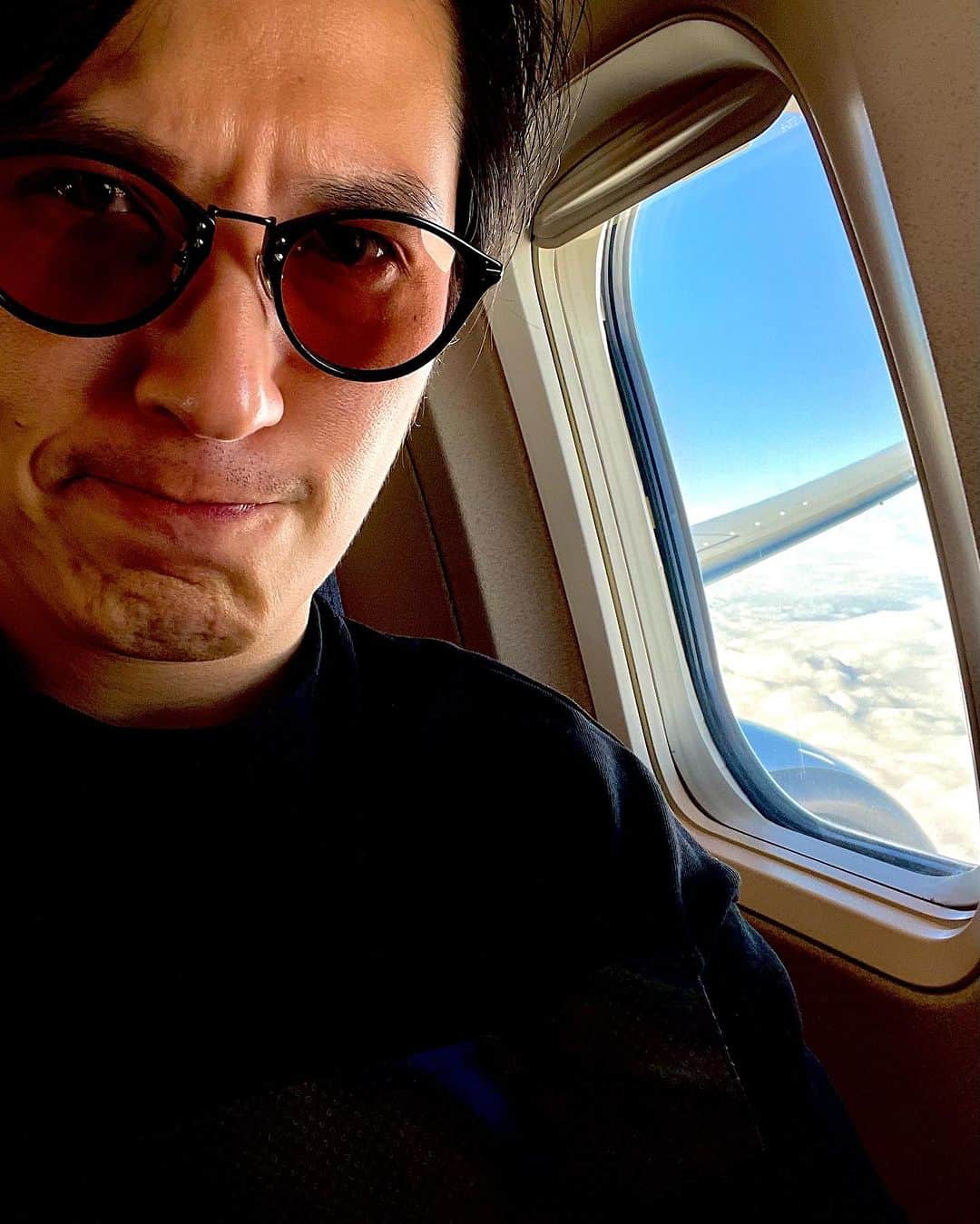 のインスタグラム：「ソロツアー（秘境）の始まりです！ たくさん秘境に行くので、秘境でお待ち下さいね！🚏 青森は三沢に向かう飛行機から、虹の輪っかが見えた気がするんだけど疲れてるのかな…🍩」