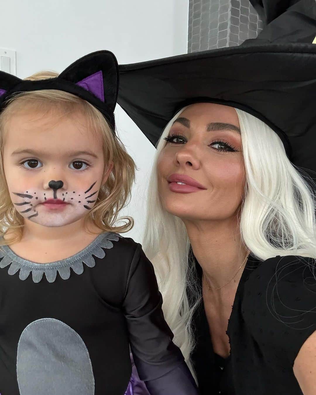 BROOKE EVERSのインスタグラム：「Halloween weekend here in LA with the family is something else! Rocky living her best life (last slide) 🤣🎃」