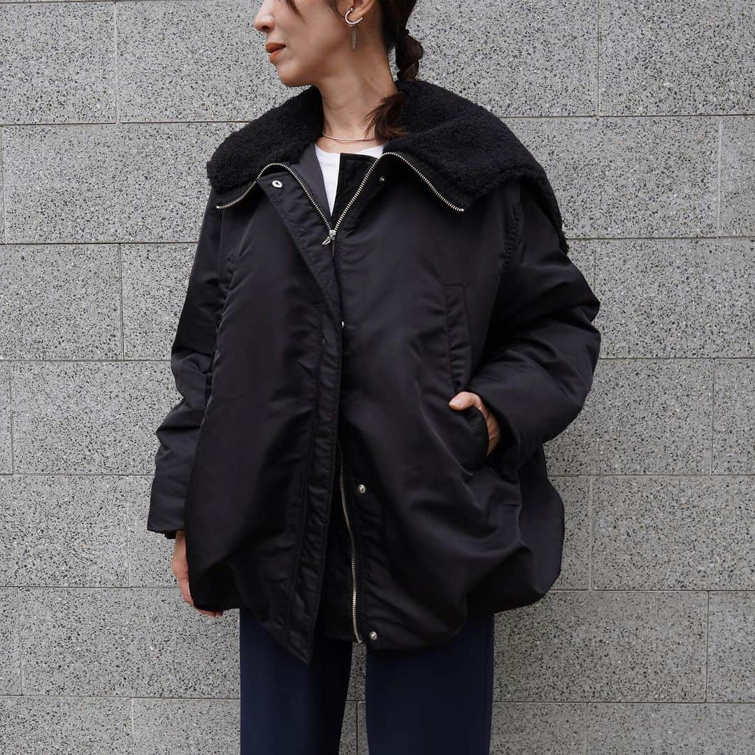 のインスタグラム：「.  [CLANE] BALLOON DESIGN HOODED N3B.  N3Bをベースにバルーンディテールを取り入れた、丸みのある女性らしいシルエットのミリタリージャケット。  ミニマルなデザインの縦長の胸ポケットと、中心に付いた開閉可能なファスナーで暖かいボア仕立てになるフーディーがポイントです。  中綿を入れて、袖口はリブ仕様にしたことでしっかり防寒効果があるので、真冬も着用いただけます。  -  #mawsapporo #MāW #insonlinestore #clane #sapporo #hokkaido #23aw」