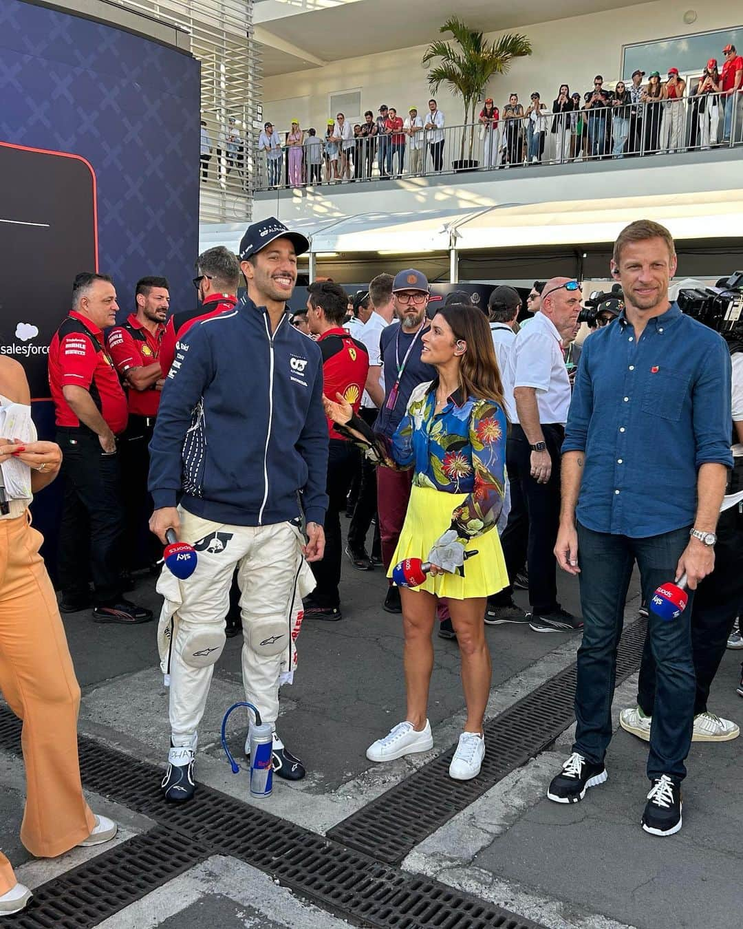 ダニカ・パトリックさんのインスタグラム写真 - (ダニカ・パトリックInstagram)「Pretty interesting qualifying today…. Hope it leads to an exciting race tomorrow. 😉 …either way this sky sports team will be having fun! 😁」10月29日 9時32分 - danicapatrick