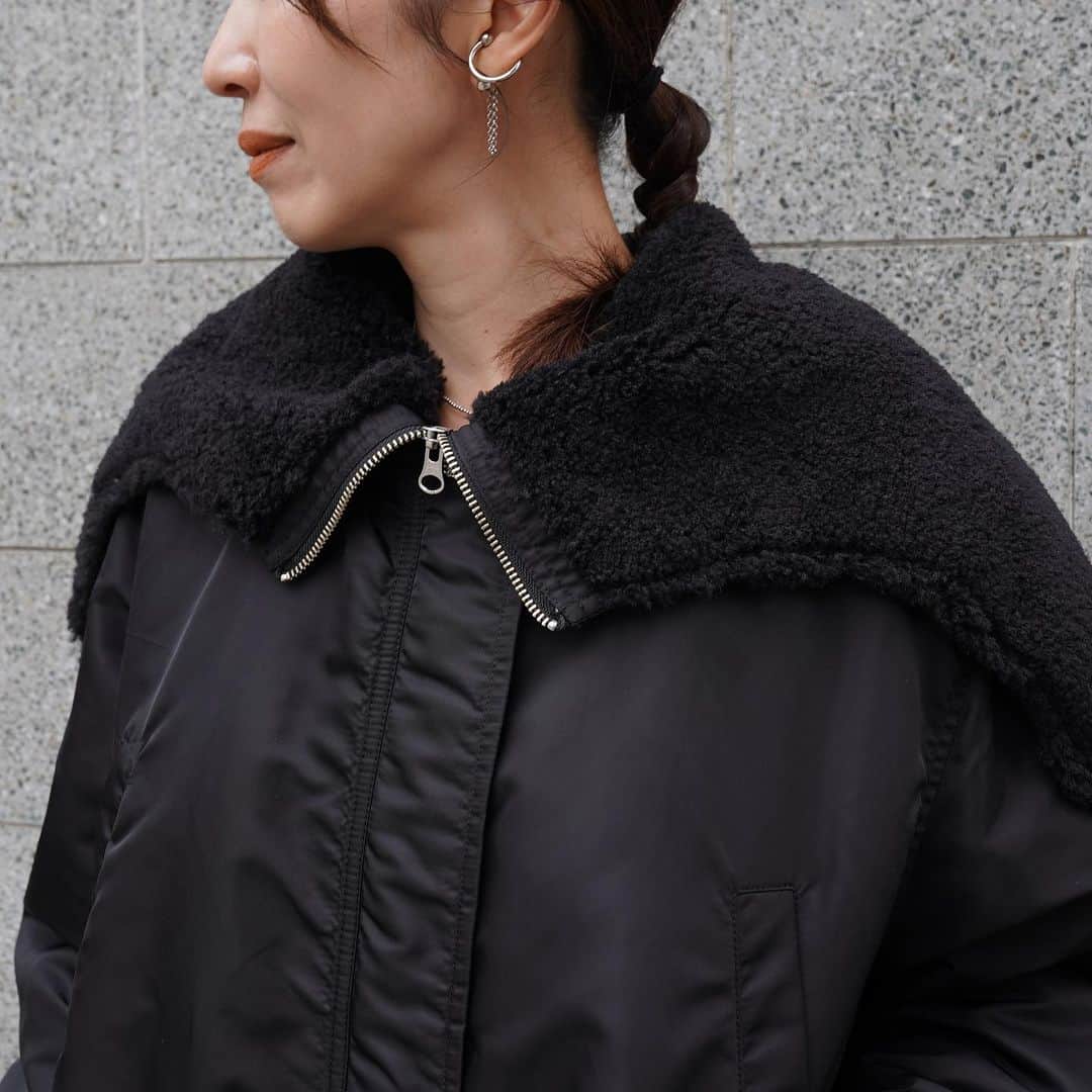 のインスタグラム：「.  [CLANE] BALLOON DESIGN HOODED N3B.  N3Bをベースにバルーンディテールを取り入れた、丸みのある女性らしいシルエットのミリタリージャケット。  ミニマルなデザインの縦長の胸ポケットと、中心に付いた開閉可能なファスナーで暖かいボア仕立てになるフーディーがポイントです。  中綿を入れて、袖口はリブ仕様にしたことでしっかり防寒効果があるので、真冬も着用いただけます。  -  #mawsapporo #MāW #insonlinestore #clane #sapporo #hokkaido #23aw」