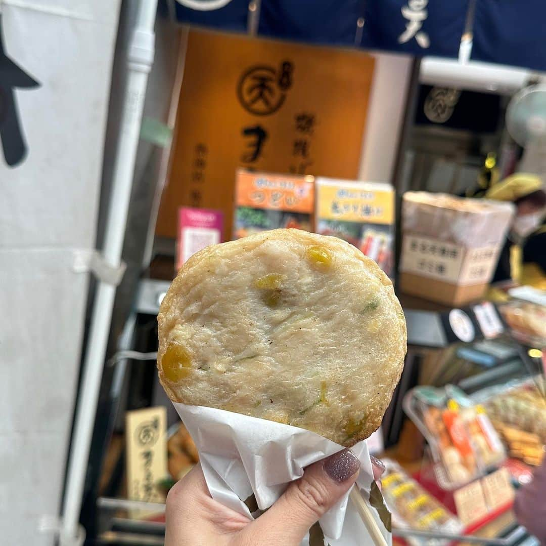 Yukarisuminoさんのインスタグラム写真 - (YukarisuminoInstagram)「爆食の日々‥  今週はいろんなところへ行きました。 食べて食べて、食べまくっとるやないかーーい ということでまとめました。 な、なにか参考になれば嬉しい（笑）  1.果実園リーベルのモーニング @kajitsuen.landmark  横浜ランドマークタワー5Fにあるリーベルは朝9:00-やっててモーニングがコスパ良し。フルーツサンドプレートとドリンクバーで1,280円。 フルーツサンドってねそんなに美味しいイメージなかったの。 だけど超美味しかった！！ やっぱ使ってるフルーツがイイわ‥マンゴーうま！！！  2.ステーキハウスB&M ガーリックバターハンバーグとマッシュポテトのとりこです。 数年振りに食べたけどやっぱり美味しかった。 ここ以上のマッシュポテトは、無い！！と断言いたします。  3.秘密のお店（笑） @tomoko_saito_aromadesigner さんとよく集合する地元の店で今回ははまぐり♡ 旬のものを出してくれて定番メニューも全部美味しくて、さっと集まれるいつもの店◡̈生ハムもリゾットもなんでもかんでも美味しい。  4.熱海ぷりん 長蛇の列の人気店。柔らかプリンに酸っぱいジュレが美味しい。ビンもカワイイ。  5.熱海の商店街で食べた銀杏チーズ揚げ。こういうの好きすぎる‥旅先で食べちゃうよね。  6.伊豆下田でふらりと入ったジェラート屋さん。 おしゃれで美味！私はラムレーズンと抹茶。ラムレーズン好きなのよー。 @gelateria__amore   7.下田の市場近くの回転寿司 下田と言えば金目鯛水揚げ第1位だそうで絶対食べたかった！ 新鮮で美味しいその日のスペシャルセット。  8.サフィール踊り子号車内レストランで食べた復興大海老ワンタン麺。贅沢な雰囲気で食べたワンタン美味しかった！  美味しいものを食べてハッピーに前向きに行きましょーー ってテーマがあったのだけど、それにしても食べ過ぎˊᵕˋ⑅  #伊豆グルメ #伊豆カフェ #ステーキハウスbm #リーベル #果実園リーベル #果実園リーベルランドマーク店 #サフィール踊り子 #桜木町グルメ #桜木町カフェ #モーニングカフェ #モーニングセット」10月29日 9時34分 - yukarisumino