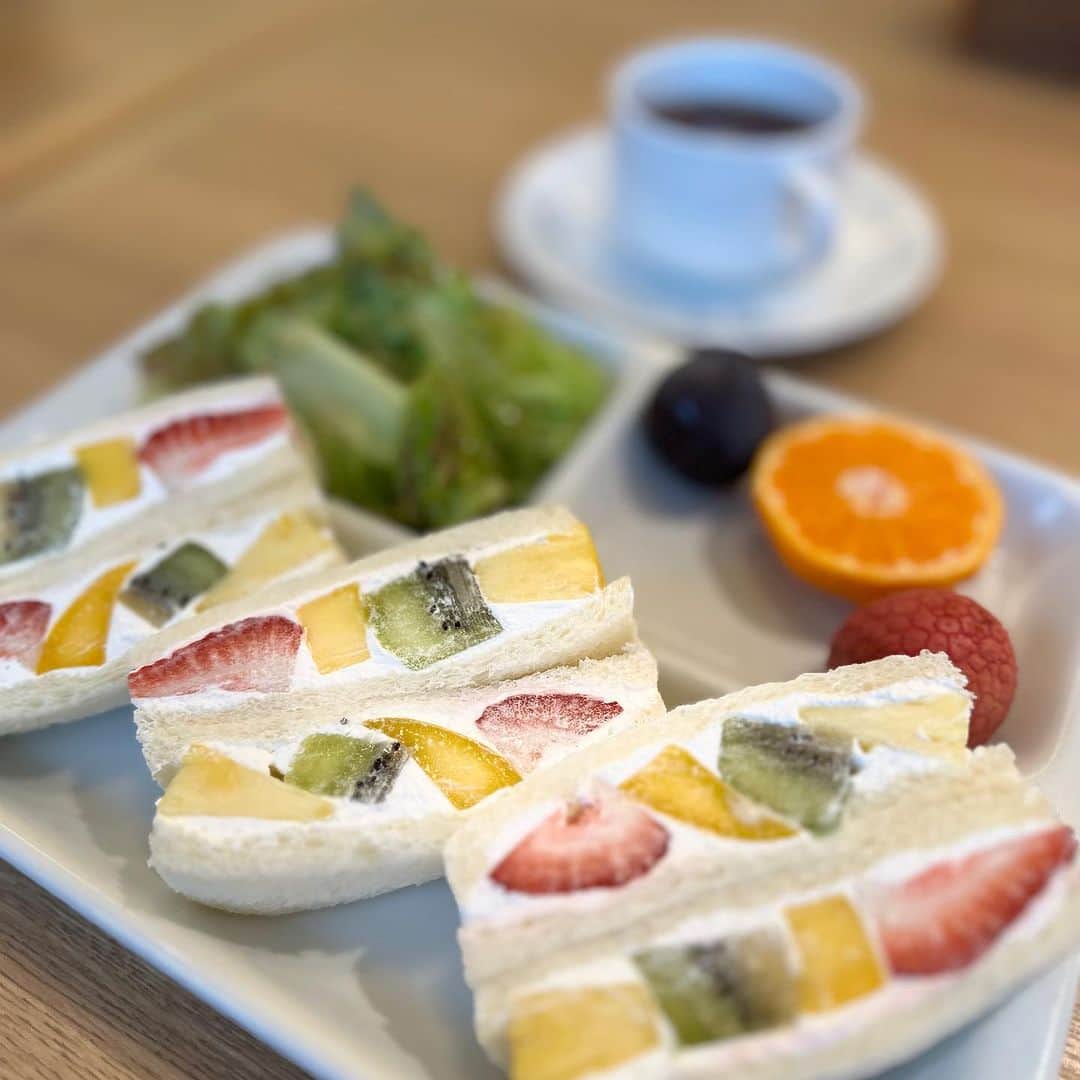 Yukarisuminoさんのインスタグラム写真 - (YukarisuminoInstagram)「爆食の日々‥  今週はいろんなところへ行きました。 食べて食べて、食べまくっとるやないかーーい ということでまとめました。 な、なにか参考になれば嬉しい（笑）  1.果実園リーベルのモーニング @kajitsuen.landmark  横浜ランドマークタワー5Fにあるリーベルは朝9:00-やっててモーニングがコスパ良し。フルーツサンドプレートとドリンクバーで1,280円。 フルーツサンドってねそんなに美味しいイメージなかったの。 だけど超美味しかった！！ やっぱ使ってるフルーツがイイわ‥マンゴーうま！！！  2.ステーキハウスB&M ガーリックバターハンバーグとマッシュポテトのとりこです。 数年振りに食べたけどやっぱり美味しかった。 ここ以上のマッシュポテトは、無い！！と断言いたします。  3.秘密のお店（笑） @tomoko_saito_aromadesigner さんとよく集合する地元の店で今回ははまぐり♡ 旬のものを出してくれて定番メニューも全部美味しくて、さっと集まれるいつもの店◡̈生ハムもリゾットもなんでもかんでも美味しい。  4.熱海ぷりん 長蛇の列の人気店。柔らかプリンに酸っぱいジュレが美味しい。ビンもカワイイ。  5.熱海の商店街で食べた銀杏チーズ揚げ。こういうの好きすぎる‥旅先で食べちゃうよね。  6.伊豆下田でふらりと入ったジェラート屋さん。 おしゃれで美味！私はラムレーズンと抹茶。ラムレーズン好きなのよー。 @gelateria__amore   7.下田の市場近くの回転寿司 下田と言えば金目鯛水揚げ第1位だそうで絶対食べたかった！ 新鮮で美味しいその日のスペシャルセット。  8.サフィール踊り子号車内レストランで食べた復興大海老ワンタン麺。贅沢な雰囲気で食べたワンタン美味しかった！  美味しいものを食べてハッピーに前向きに行きましょーー ってテーマがあったのだけど、それにしても食べ過ぎˊᵕˋ⑅  #伊豆グルメ #伊豆カフェ #ステーキハウスbm #リーベル #果実園リーベル #果実園リーベルランドマーク店 #サフィール踊り子 #桜木町グルメ #桜木町カフェ #モーニングカフェ #モーニングセット」10月29日 9時34分 - yukarisumino