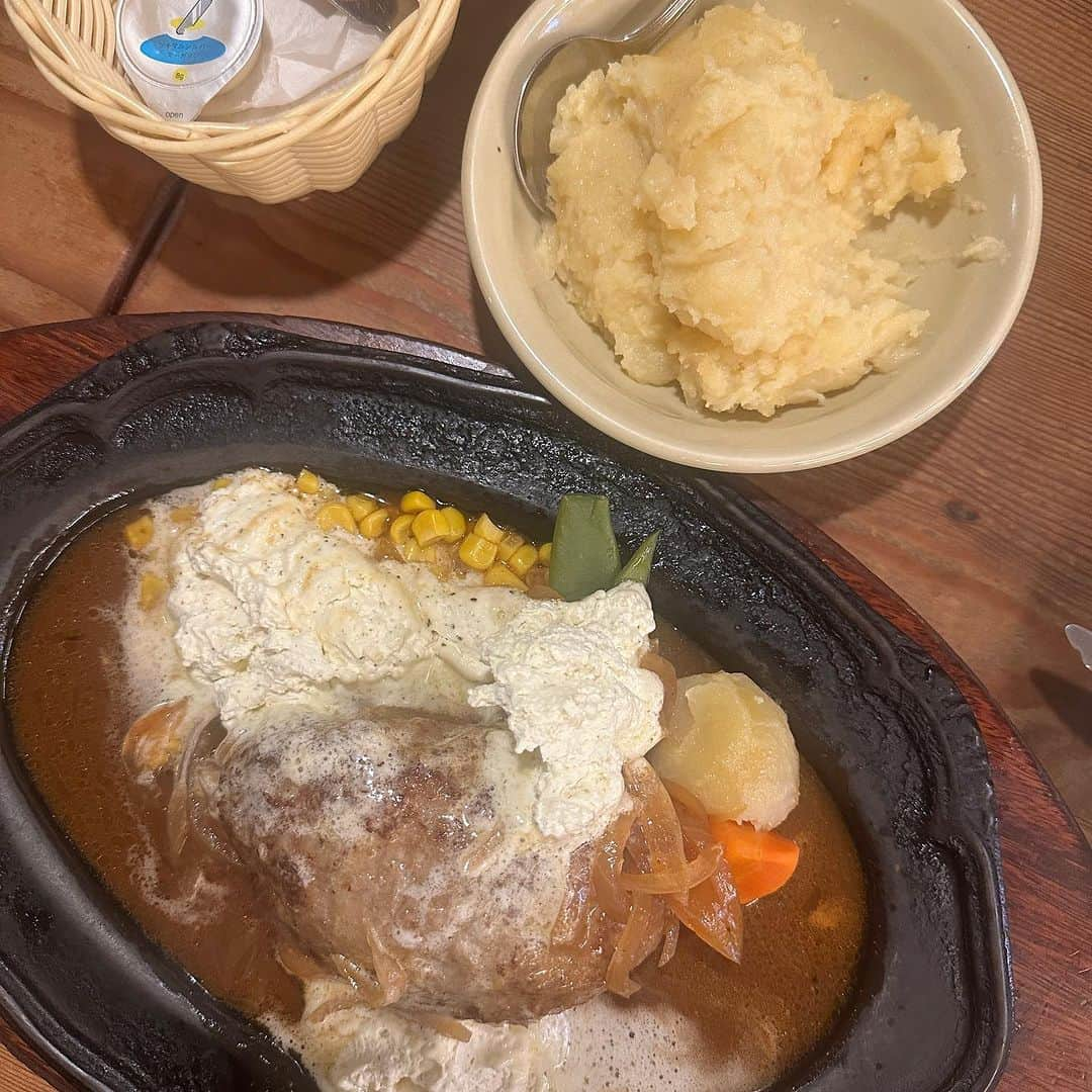 Yukarisuminoさんのインスタグラム写真 - (YukarisuminoInstagram)「爆食の日々‥  今週はいろんなところへ行きました。 食べて食べて、食べまくっとるやないかーーい ということでまとめました。 な、なにか参考になれば嬉しい（笑）  1.果実園リーベルのモーニング @kajitsuen.landmark  横浜ランドマークタワー5Fにあるリーベルは朝9:00-やっててモーニングがコスパ良し。フルーツサンドプレートとドリンクバーで1,280円。 フルーツサンドってねそんなに美味しいイメージなかったの。 だけど超美味しかった！！ やっぱ使ってるフルーツがイイわ‥マンゴーうま！！！  2.ステーキハウスB&M ガーリックバターハンバーグとマッシュポテトのとりこです。 数年振りに食べたけどやっぱり美味しかった。 ここ以上のマッシュポテトは、無い！！と断言いたします。  3.秘密のお店（笑） @tomoko_saito_aromadesigner さんとよく集合する地元の店で今回ははまぐり♡ 旬のものを出してくれて定番メニューも全部美味しくて、さっと集まれるいつもの店◡̈生ハムもリゾットもなんでもかんでも美味しい。  4.熱海ぷりん 長蛇の列の人気店。柔らかプリンに酸っぱいジュレが美味しい。ビンもカワイイ。  5.熱海の商店街で食べた銀杏チーズ揚げ。こういうの好きすぎる‥旅先で食べちゃうよね。  6.伊豆下田でふらりと入ったジェラート屋さん。 おしゃれで美味！私はラムレーズンと抹茶。ラムレーズン好きなのよー。 @gelateria__amore   7.下田の市場近くの回転寿司 下田と言えば金目鯛水揚げ第1位だそうで絶対食べたかった！ 新鮮で美味しいその日のスペシャルセット。  8.サフィール踊り子号車内レストランで食べた復興大海老ワンタン麺。贅沢な雰囲気で食べたワンタン美味しかった！  美味しいものを食べてハッピーに前向きに行きましょーー ってテーマがあったのだけど、それにしても食べ過ぎˊᵕˋ⑅  #伊豆グルメ #伊豆カフェ #ステーキハウスbm #リーベル #果実園リーベル #果実園リーベルランドマーク店 #サフィール踊り子 #桜木町グルメ #桜木町カフェ #モーニングカフェ #モーニングセット」10月29日 9時34分 - yukarisumino