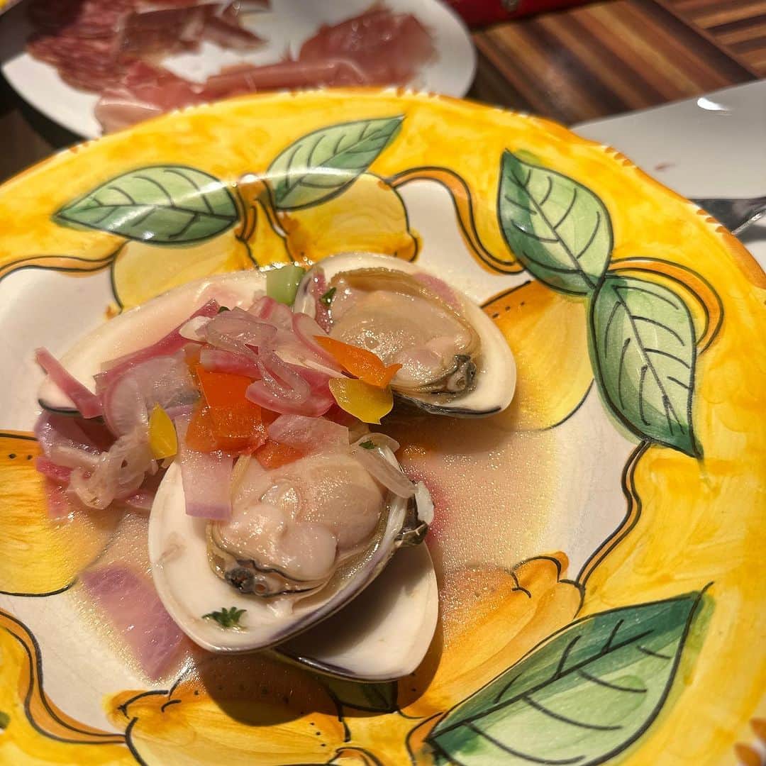 Yukarisuminoさんのインスタグラム写真 - (YukarisuminoInstagram)「爆食の日々‥  今週はいろんなところへ行きました。 食べて食べて、食べまくっとるやないかーーい ということでまとめました。 な、なにか参考になれば嬉しい（笑）  1.果実園リーベルのモーニング @kajitsuen.landmark  横浜ランドマークタワー5Fにあるリーベルは朝9:00-やっててモーニングがコスパ良し。フルーツサンドプレートとドリンクバーで1,280円。 フルーツサンドってねそんなに美味しいイメージなかったの。 だけど超美味しかった！！ やっぱ使ってるフルーツがイイわ‥マンゴーうま！！！  2.ステーキハウスB&M ガーリックバターハンバーグとマッシュポテトのとりこです。 数年振りに食べたけどやっぱり美味しかった。 ここ以上のマッシュポテトは、無い！！と断言いたします。  3.秘密のお店（笑） @tomoko_saito_aromadesigner さんとよく集合する地元の店で今回ははまぐり♡ 旬のものを出してくれて定番メニューも全部美味しくて、さっと集まれるいつもの店◡̈生ハムもリゾットもなんでもかんでも美味しい。  4.熱海ぷりん 長蛇の列の人気店。柔らかプリンに酸っぱいジュレが美味しい。ビンもカワイイ。  5.熱海の商店街で食べた銀杏チーズ揚げ。こういうの好きすぎる‥旅先で食べちゃうよね。  6.伊豆下田でふらりと入ったジェラート屋さん。 おしゃれで美味！私はラムレーズンと抹茶。ラムレーズン好きなのよー。 @gelateria__amore   7.下田の市場近くの回転寿司 下田と言えば金目鯛水揚げ第1位だそうで絶対食べたかった！ 新鮮で美味しいその日のスペシャルセット。  8.サフィール踊り子号車内レストランで食べた復興大海老ワンタン麺。贅沢な雰囲気で食べたワンタン美味しかった！  美味しいものを食べてハッピーに前向きに行きましょーー ってテーマがあったのだけど、それにしても食べ過ぎˊᵕˋ⑅  #伊豆グルメ #伊豆カフェ #ステーキハウスbm #リーベル #果実園リーベル #果実園リーベルランドマーク店 #サフィール踊り子 #桜木町グルメ #桜木町カフェ #モーニングカフェ #モーニングセット」10月29日 9時34分 - yukarisumino