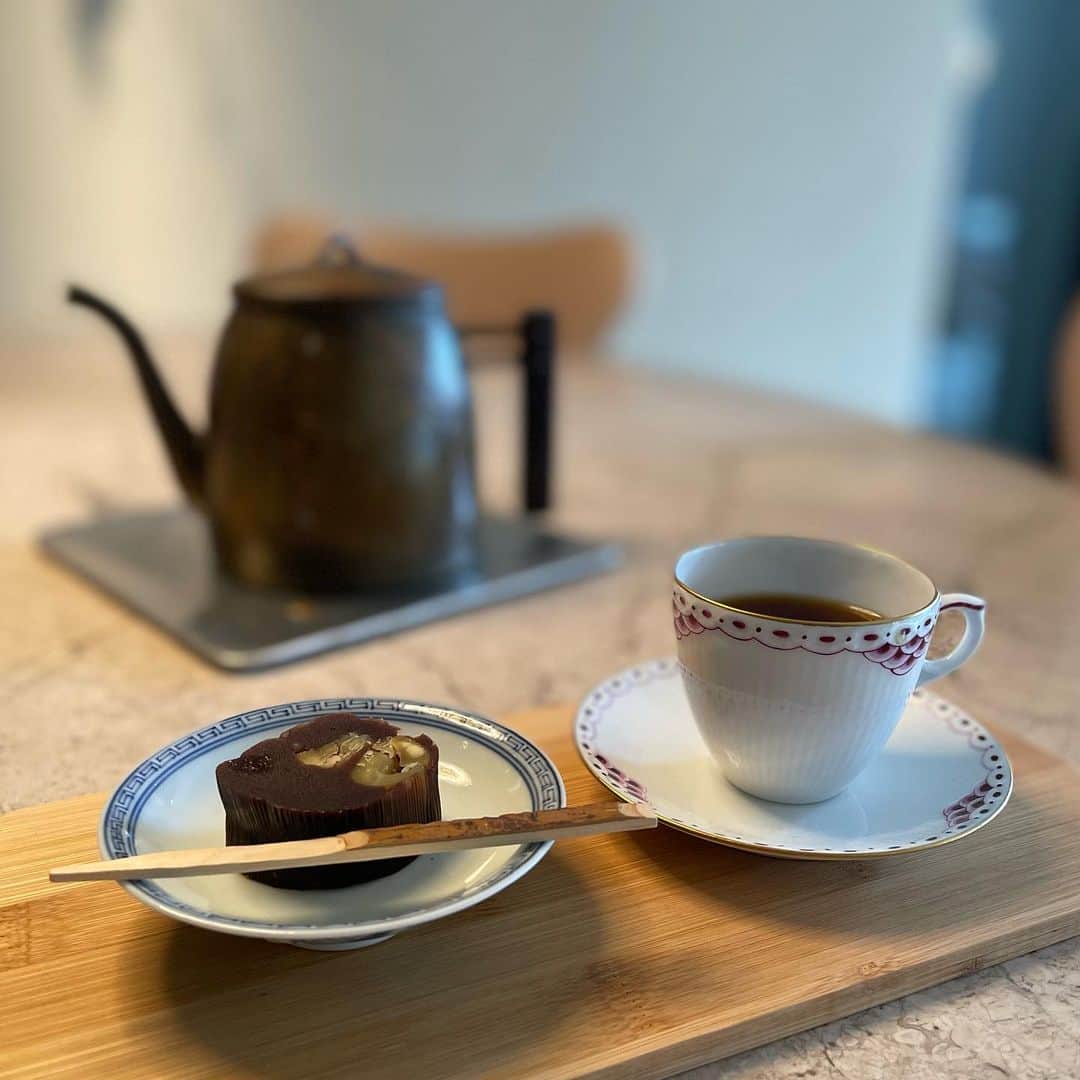 のインスタグラム：「コーヒーと、いただいた亀末廣の栗羊羹。秋の味ですわあ。#行正り香 #rikayukimasa #kyoto」