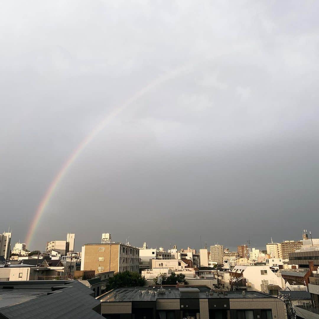 林千晶さんのインスタグラム写真 - (林千晶Instagram)「今日の早朝、自宅の窓から虹が見えると、泊まりに来ていた両親に起こされた。  両親は角館に旅行に、 息子は慶早戦の応援に、 私はアートのイベントで京都に。  それぞれの活動に、虹の恩恵がありますように🌈」10月29日 9時44分 - chiaki_0808