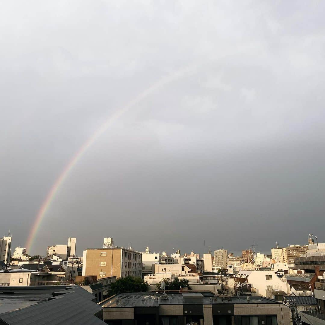 林千晶のインスタグラム：「今日の早朝、自宅の窓から虹が見えると、泊まりに来ていた両親に起こされた。  両親は角館に旅行に、 息子は慶早戦の応援に、 私はアートのイベントで京都に。  それぞれの活動に、虹の恩恵がありますように🌈」