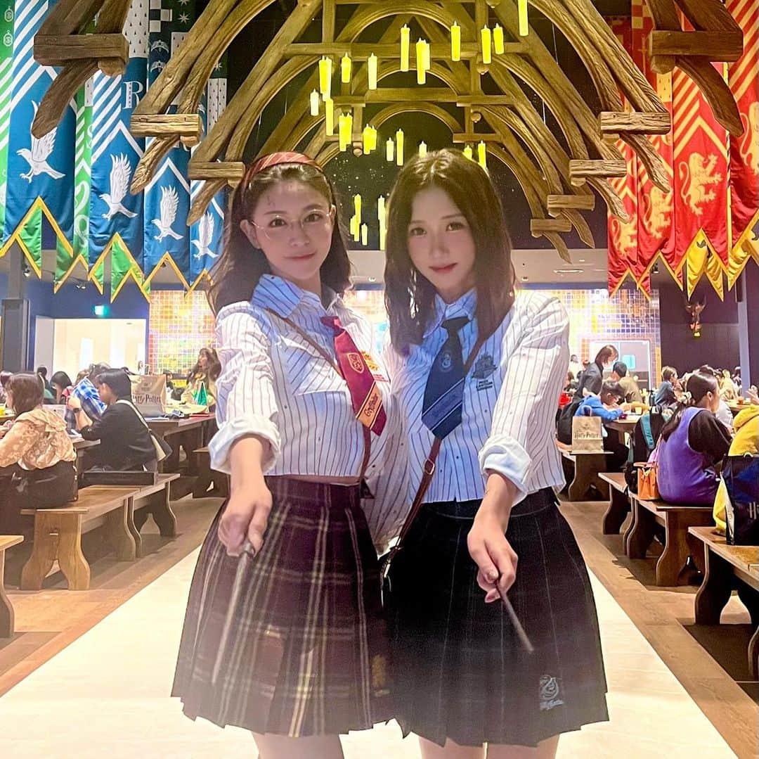 橘メアリーのインスタグラム：「ハリーポッター スタジオツアー💫  ひびちゃんと念願のハリポタツアーした🌸 ひびちゃんはスリザリン めありはグリフィンドールで 寮違いのコーデして💓 11時半から入場のチケットだったんだけど グッズ揃えたりブランチなんかしちゃって エントランスまで辿り着くのにも時間かかった←  細かいところまで再現されてて 1回じゃ見切れないくらい盛りだくさん！ 終始ワクワクしてたな🥹🥹🥹💓  次回はオソロスリザリンで行くように ローブに刺繍までしちゃった🫶🏻 早くまた行きたいっ！！！」