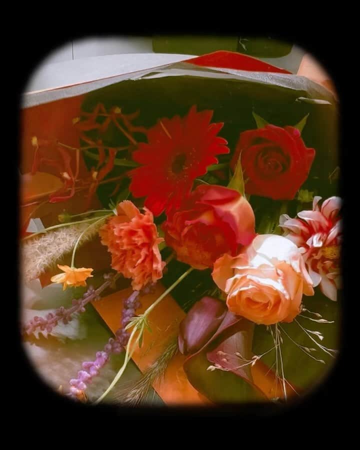 イ・シウォンのインスタグラム：「🍁🍁🍁🍁🍁🍁🍁🍁🍁🍁💋🌹red for fall  올 가을엔 빨개야 더 예뻐」