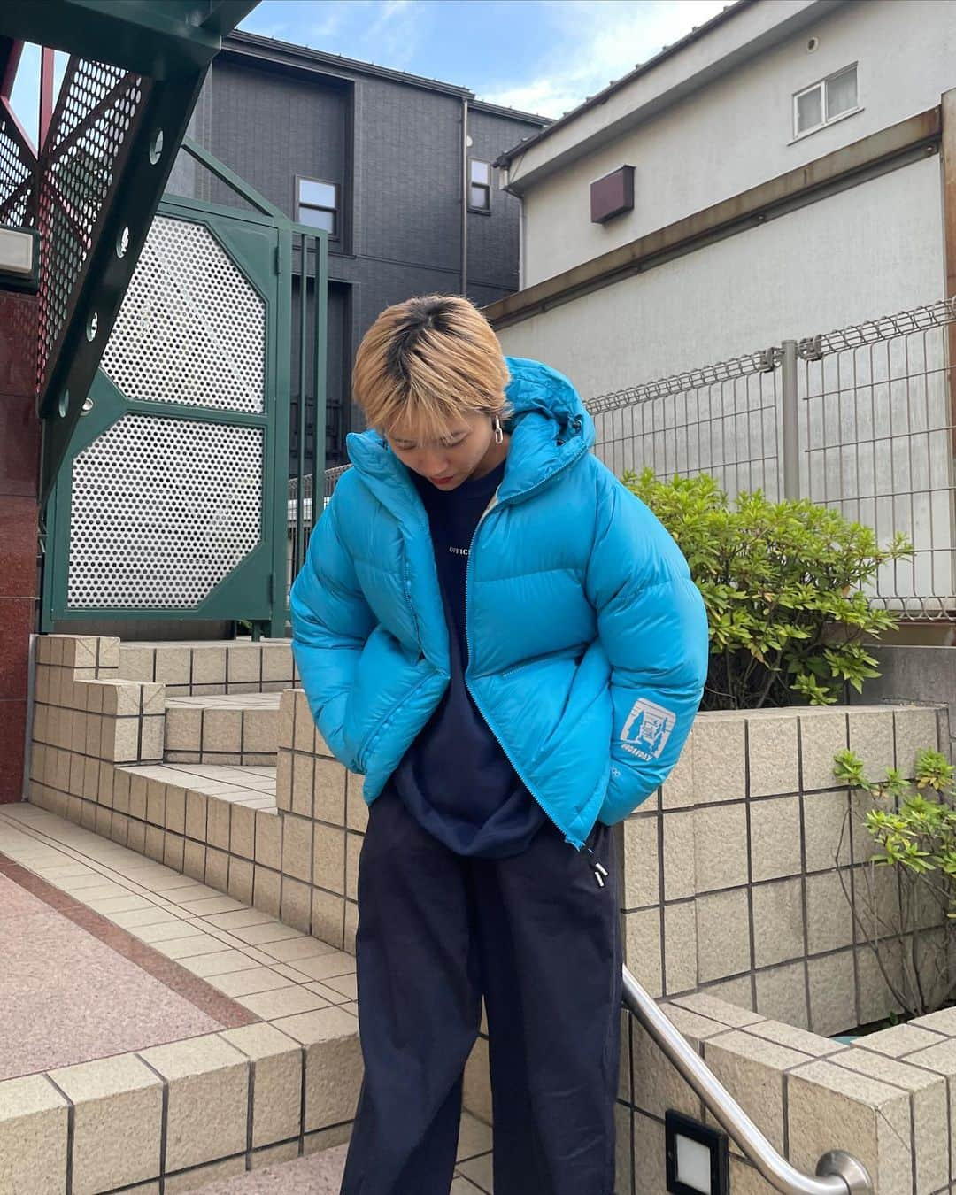 ホリデイさんのインスタグラム写真 - (ホリデイInstagram)「PACKABLE DOWN JACKET (GOOD EVENING )のOFFICE  LIMITED カラーはBLUEです。はっきりとした色ですが、柔らかい生地や丸いフォルムで可愛らしさもありとてもお気に入りです。冬に気分の上がる明るい色。OFFICE 店舗限定で発売です。また、11月3日(金)-6日(月)に開催する京都藤井大丸 (@fujiidaimaru )でのPOP-UP STOREで先行発売いたします。是非ご試着にいらして下さい☺︎  Height: 167cm Outer: ONESIZE @naaaaanako   #HOLIDAY_PR #HOLIDAY2023FW」10月29日 10時00分 - holiday_pr