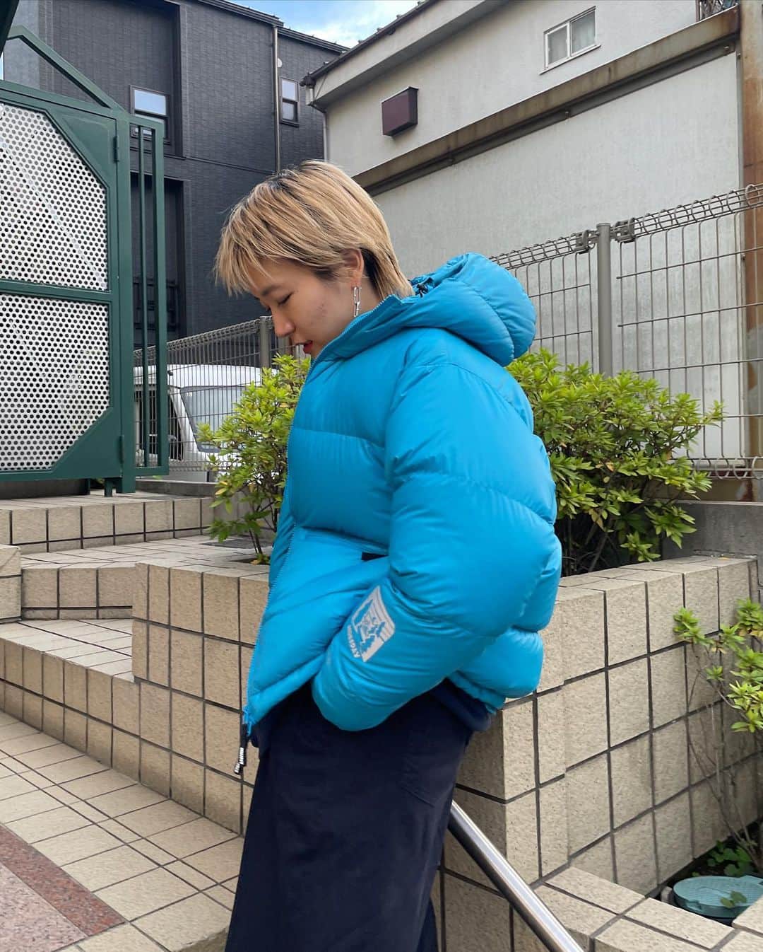 ホリデイのインスタグラム：「PACKABLE DOWN JACKET (GOOD EVENING )のOFFICE  LIMITED カラーはBLUEです。はっきりとした色ですが、柔らかい生地や丸いフォルムで可愛らしさもありとてもお気に入りです。冬に気分の上がる明るい色。OFFICE 店舗限定で発売です。また、11月3日(金)-6日(月)に開催する京都藤井大丸 (@fujiidaimaru )でのPOP-UP STOREで先行発売いたします。是非ご試着にいらして下さい☺︎  Height: 167cm Outer: ONESIZE @naaaaanako   #HOLIDAY_PR #HOLIDAY2023FW」
