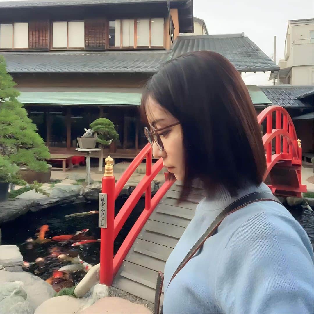 のインスタグラム：「ひょんなことから春花園へ。 @shunkaen_bonsai_musium  初めて足を踏み入れた盆栽の世界。 園内に入った瞬間から 美しい盆栽の数に圧倒され お庭、池、川、石の道、お茶室まで。 どこを見ても、常に誰かの手で愛情がかけられているのがわかる 整った素敵な空間でした。 水の音も夕方の静けさもすごくよかった。  春花園を造ったのは、内閣総理大臣賞を4度受賞されている小林国雄さん。 お会いできて、お話をした中で 文化の継承についての考え方にうるっとした瞬間も。  そして、 配っているという小さな盆栽の苗木を私も頂きました。 この子の30年後の姿も見せてもらい ちゃんと育てられるのか…どきどきするけど 鉢や土をさっそく準備したいと思います。  興味があったら行ってみてね とてもよかったよ😊  #盆栽 #bonsai #bonsaitree #japan #japantrip」