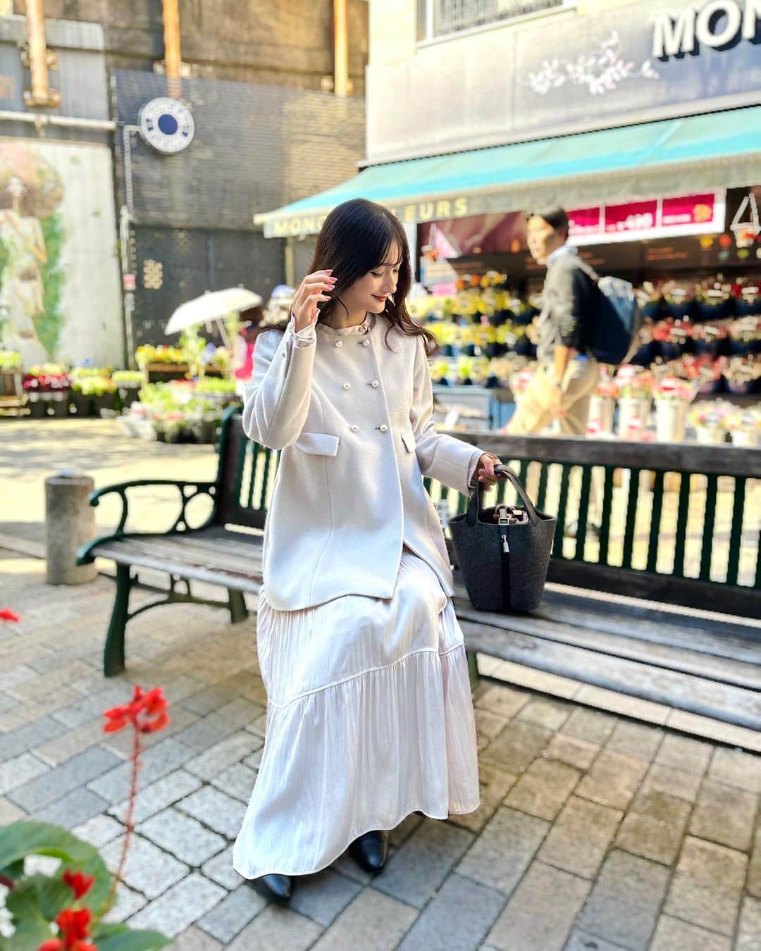 加藤瑠美のインスタグラム：「今年1着目のコート🐇🤍 パールボタンに一目惚れ…🎼 ロングスカートでもミニスカートでもパンツでも、何にでも合わせられる丈感とシルエットが最高すぎる🫶 サイズは7号にしたよ☁️  coat @m_maglie_le_cassetto_official  dress @ladymade_official  bag & boots @hermes  #rubi_fashion#오오티디#아웃핏#年子ママ#年子育児#ママコーデ#東京ママ#m_maglie_le_cassetto#パール#コート」