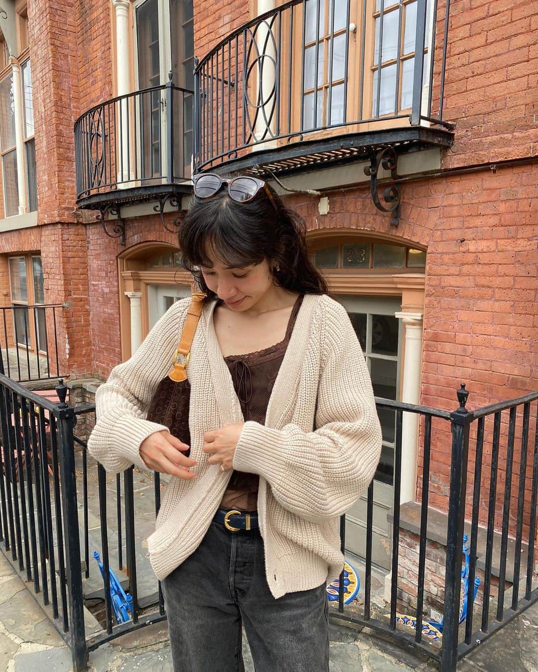 ベイカー恵利沙のインスタグラム：「Beautiful Saturday wearing @seed_and_soil_ @harukakuriyama 💚  vintageのバッグとキャミソール、 週5で履いてるリーバイスに、 @seed_and_soil_ の100%オーガニックコットンのカーディガンを合わせた秋の日🍂🤎 カーディガンはずっしりとした重みのあるニットで、 肌触りと着心地がとっても良くて、 本当に良くつくられているのが分かる🌹 こういうたっぷりとしたカーディガンは、 中にキャミソールを着ても、長袖を着ても、前を閉めてニットのようにも着ることが出来て、 着回しが効くから大好き♡ 生地がしっかりしているので、 長く長く愛用出来るのも嬉しい  はるかちゃん、想いのこもったものづくりをシェアしてくれてありがとう🤎 日本にいる間に絶対買いたいと思っていた、 コンセプトが大好きなseed and soilの玄米カイロも、 この冬から使いはじめるのが楽しみ😌  #えりさふく」