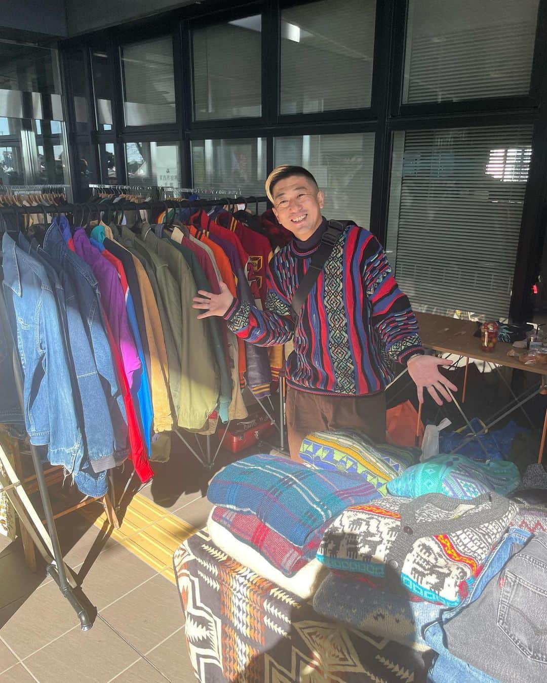小林拓一郎のインスタグラム：「愛西市の「あいさんさん祭り」に古着屋『Struck Out Vintage』として出店しております  愛西市の市役所でーす  遊びに来てくださーい」