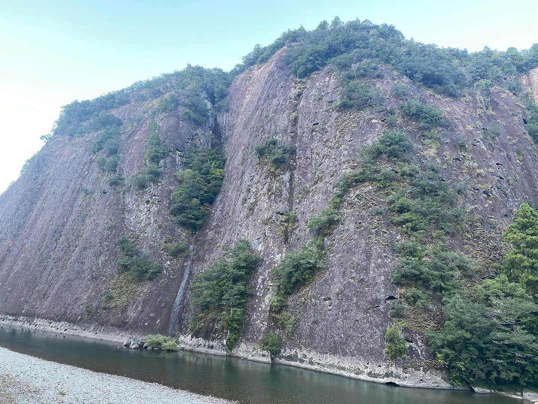 前田志良さんのインスタグラム写真 - (前田志良Instagram)「昨日は、和歌山県古座川町の一枚岩石光祭に呼んでもらえました✨  初めて、一枚岩を見て、迫力があってすごくて、景色も花火もご飯もすごく良かったです😆  たくさんの人に見てもらえて嬉しかったー！ #一枚岩　#古座川町  #和歌山　#ビコーン　#144cmの先輩  #tiktok #youtube #よしもと  #大道芸」10月29日 10時07分 - bikoon.shiro