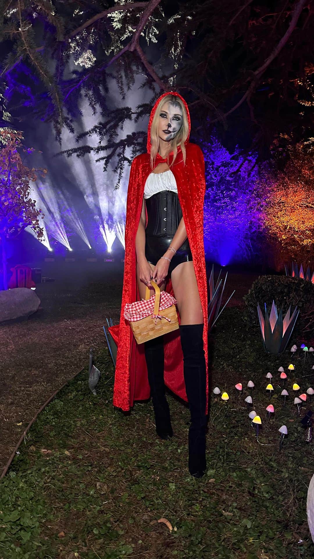 Ludi Delfinoのインスタグラム：「Scary nights 👻❤️#halloween23 #littleredhidinghood #chapeuzinhovermelho」