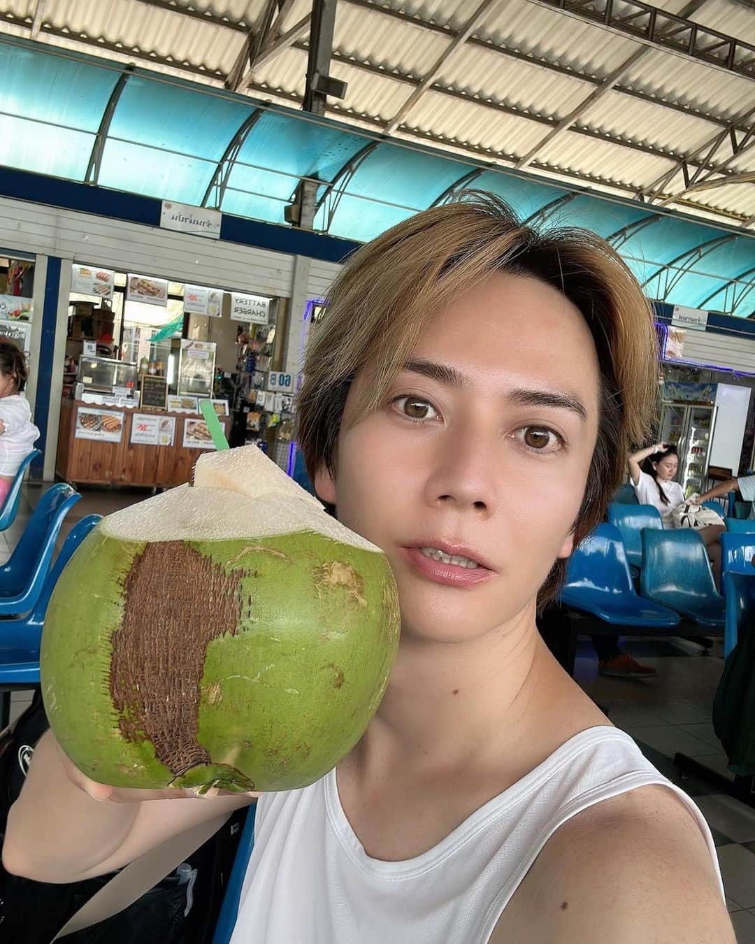 佐野恭平さんのインスタグラム写真 - (佐野恭平Instagram)「久しぶりの海外旅行だった！タイは初！今まで行ってなかったことを後悔…！でも今だからいい説まであるよね。円安だけど。高温多湿すぎてすぐに服が汗でびっしょりになるから、結局現地のUNIQLO(日本より割高)でタンクトップ買ってそれしか着てなかった。海用に買ったバッグも砂浜汚れるという理由で出番はなかった…。しばらく旅行の投稿続けよっと！ #thailand #vibez」10月29日 10時10分 - kyoheisano