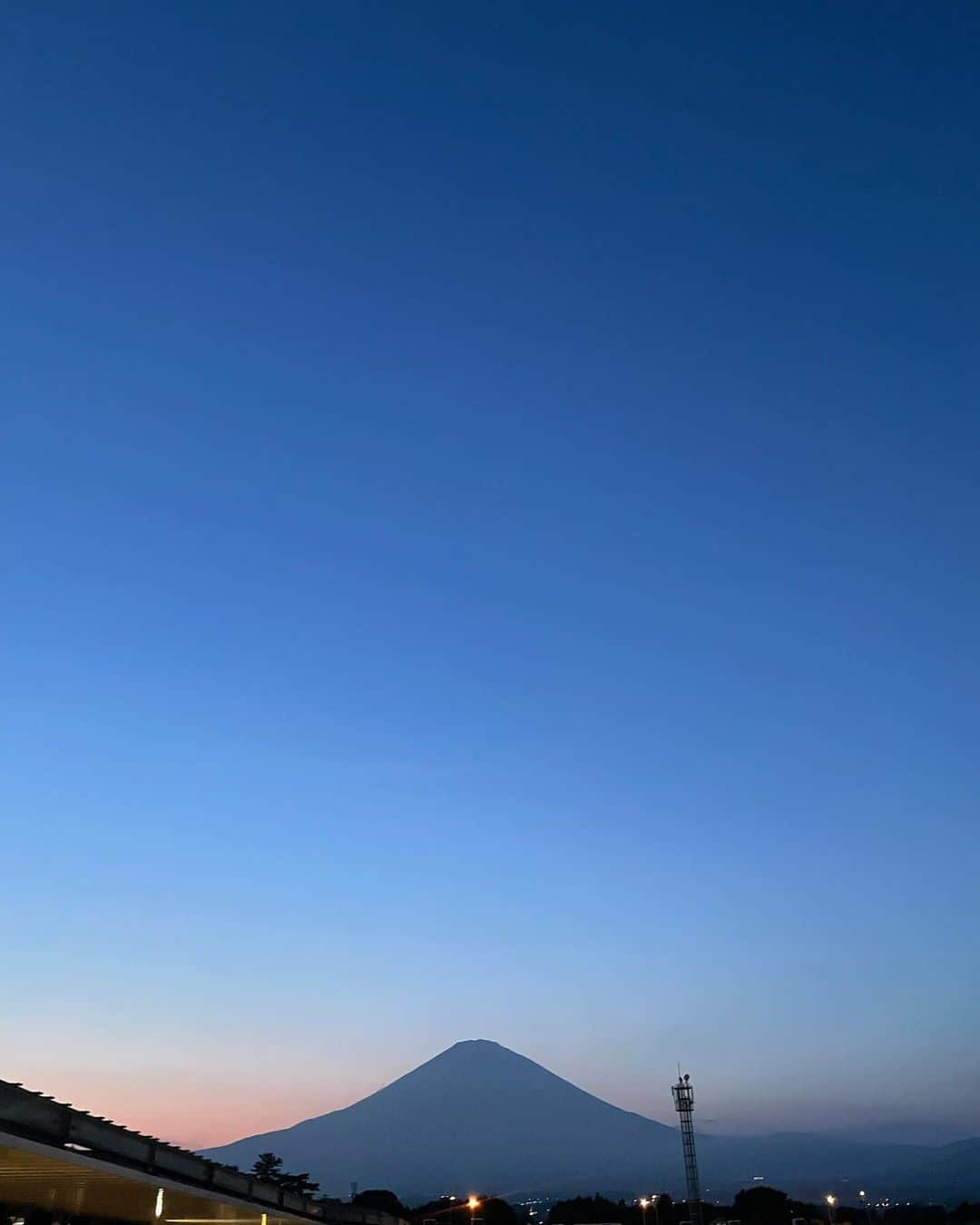 AMIのインスタグラム：「beautiful🗻💐🍁」