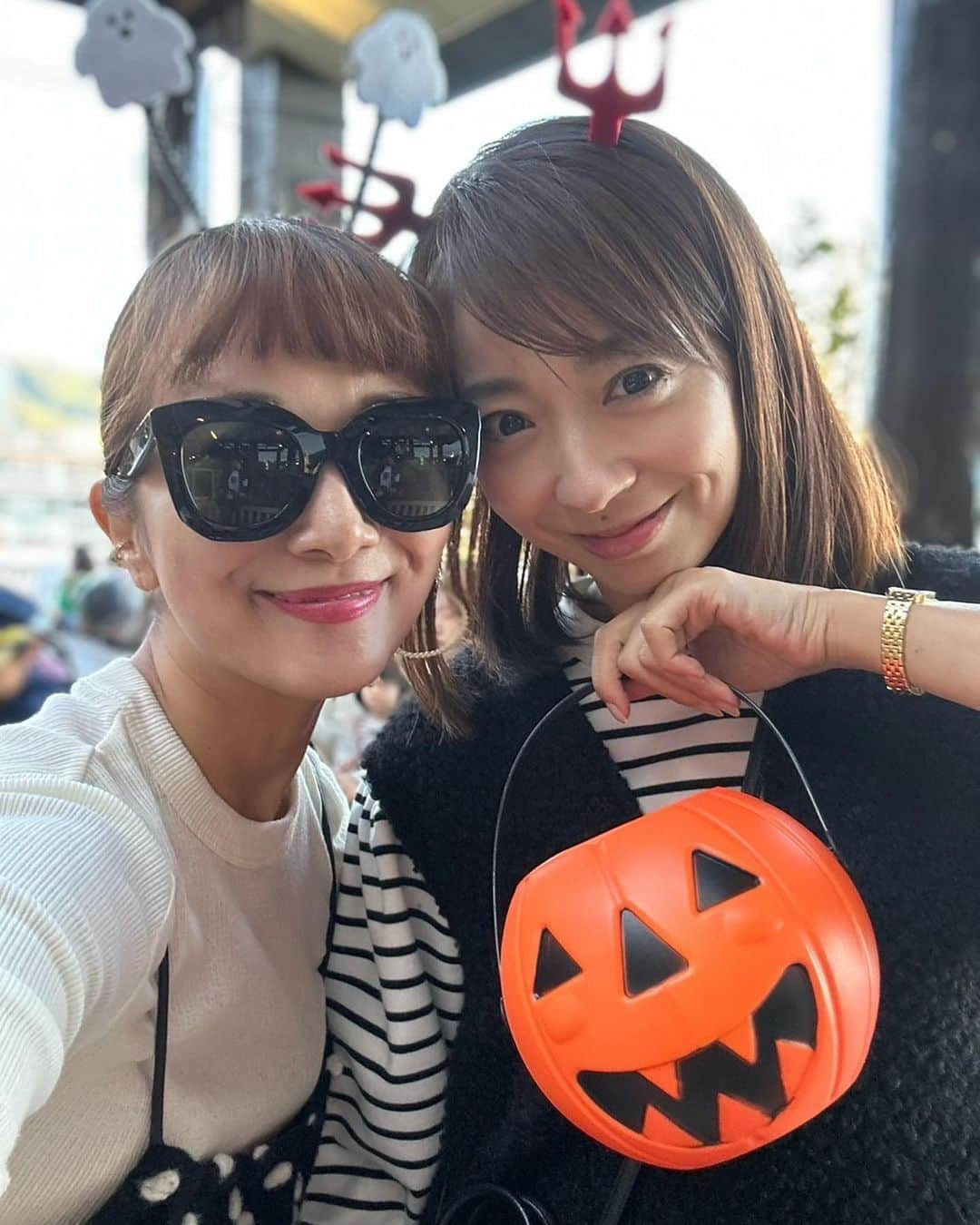 奥田順子さんのインスタグラム写真 - (奥田順子Instagram)「HELLOWEEN🎃  兄はお互い去年のポリス。スニーカーまで偶然お揃いだった🤭　  妹達はコウモリに。  @wakkin__m 今月お誕生日だったのでお祝いもできて🥂 @paris_boozys の洋食も美味しすぎました🍴  #ハロウィン#洋食パリス#子連れディズニー #1歳3ヶ月#神戸子連れディナー」10月29日 10時19分 - okuda_junko