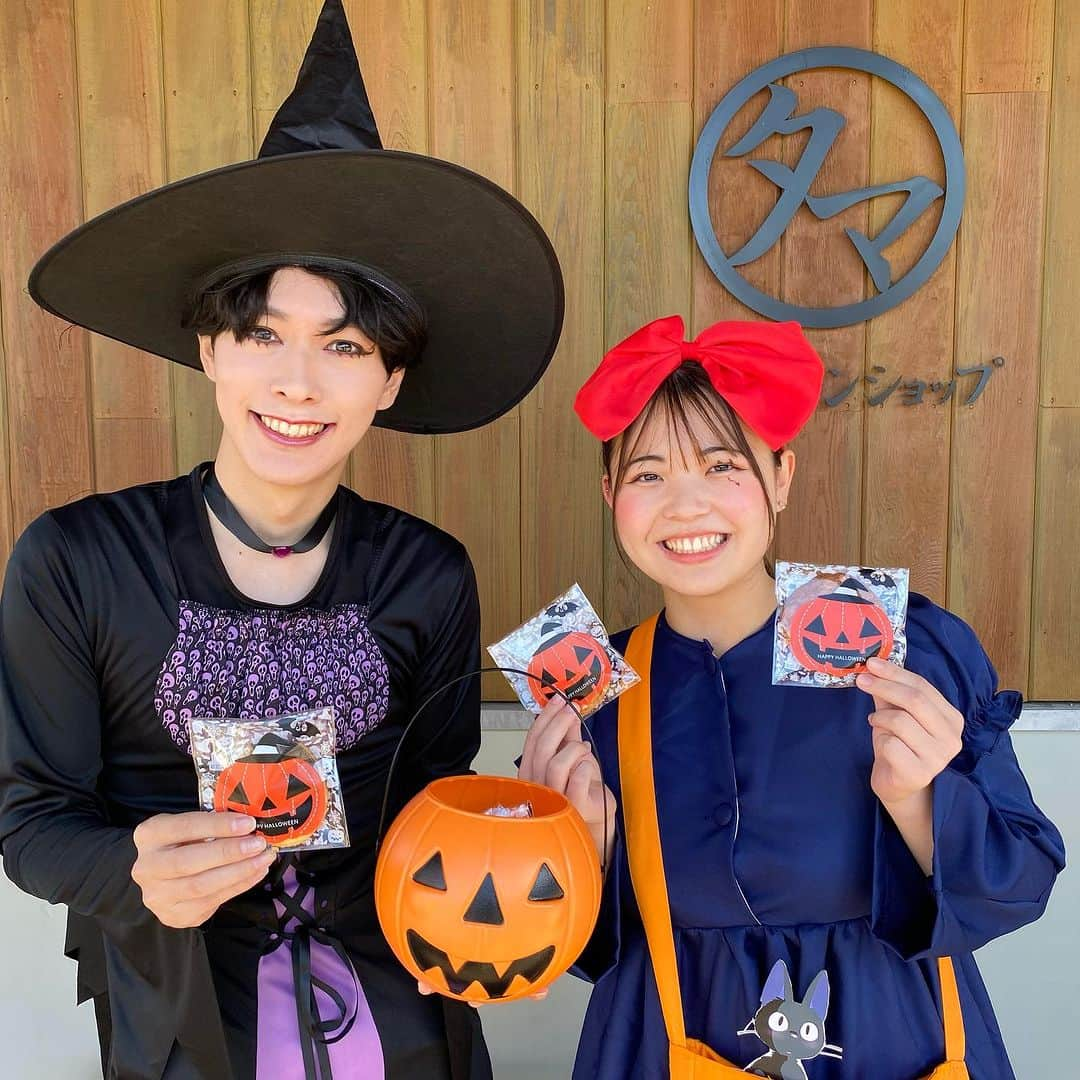 タマチャンショップ都城本店のインスタグラム：「みなさん、こんにちは✨  10月31日は『ハロウィンの日』🎃ということで、 本日から3日間ハロウィンイベントを開催中です✨️  ⚪︎イベント期間 　10月29日（日）〜10月31日(火)の3日間  ⚪︎内容 　◾︎仮装をされご来店いただいたお客様、小学生以下のお子様にはハロウィンクッキーをプレゼント！🎁  　◾︎ランチをご利用されたお客様はお買い物5%off券配布🎫 ※SALE品・お野菜は対象外となっております。  スタッフの仮装日は本日29日と31日の2日間となっております。来店されるお客様をお出迎えいたします🧙🏻  それでは本日もたくさんのご来店をお待ちしております😊 是非タマチャンショップへお集まりくださいませ♪  . ·___________________________________  お問い合わせはこちらから↓↓ タマチャンショップ都城本店 宮崎県都城市平江町47-10 営業時間　10:00〜18:30 TEL  090 3857 6554 . . ___________________________________ #タマチャンショップ #タマチャンショップ都城本店 #都城カフェ #都城ランチ #宮崎カフェ #宮崎カフェ #ハロウィン #都城イベント #🎃　#👻 #仮装  #プレゼント」