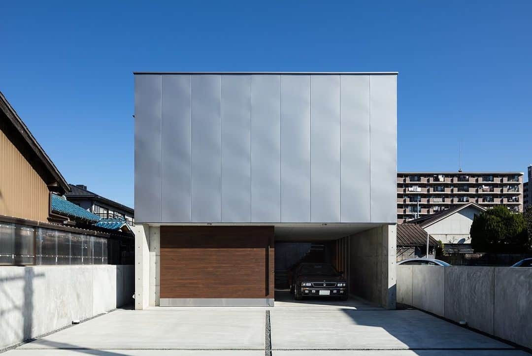 Horibe Associates co., ltd. のインスタグラム：「・ Garage House in Kawagoe  more⇨@horibeassociates  愛車マセラティシャマル を収容するガレージハウスをご希望されたご主人と  愛犬との静かな生活をご希望された奥様のご要望を叶えた  RC木混構造2階建ての中庭型住居  photo @yoheisasakura   #architecture#architect#architecturephoto#architecturephotografy#シャマル#マセラティ#マセラティシャマル#architettura#Kiếntrúc#arquitectura#Architektur#Arkitekture#architexture #マイホーム記録#マイホームメモ#ガレージハウス#maseratishamal#shamal#maserati」