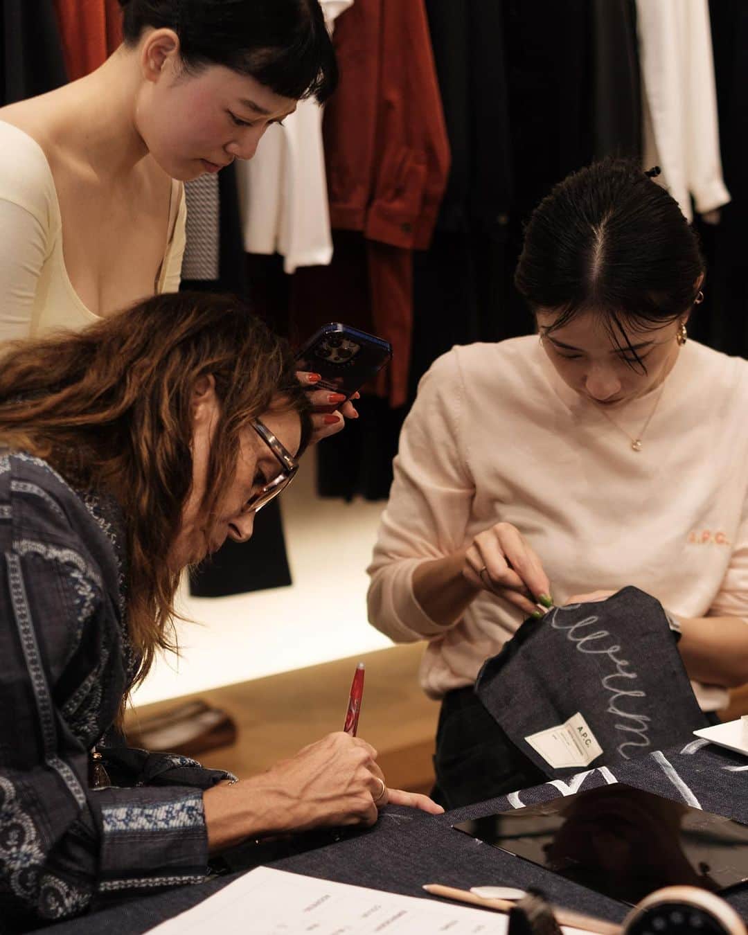 アーペーセーのインスタグラム：「Sewin n' Strummin' goes to Tokyo !   Our Tokyo friends joined us for a workshop with Jessica Ogden @the_cats_whiskers at A.P.C. Aoyama. The mission of the workshop, to inspire people to keep customizing, up-cycling and improvising.   A pioneer of the customization movement of the early 1990s and an early adopter of upcycling, Jessica created the Madras collection with A.P.C. in 2006. In 2010 the Quilts project was introduced, born from the interest she shares with Jean for patchwork, as well as a desire to revive the accumulated stocks of A.P.C. fabrics over the seasons.  #APCParis」