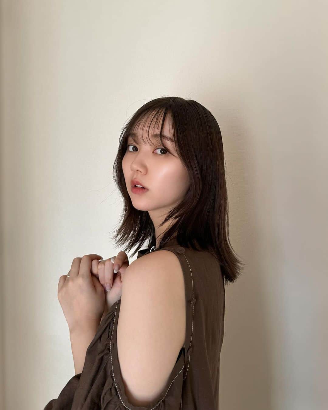 江野沢愛美のインスタグラム：「泡シャンプーの SGNI を試してみました🫧 名前の由来は Soon（すぐ）Good（最高）。　  忙しい中でも手間なく簡単に、がテーマでその名の通り泡で出てくる新感覚シャンプー。  泡で出るだけじゃなくてアミノ酸系やシルク系の洗浄成分や、 低分子のケラチン（補修成分）やコラーゲン （保湿成分） も配合しているから、 手間なく使えるのに髪にもいい優れものです ♡  ディープリペアオイルはベルガモットティーの香りで、 アウトバスダメージケアはもちろん、ヘアアレンジにも使えて◎  名前の通り、"スグニ"洗えて手間なくサラッと。 せっかちな私にピッタリな商品でした（笑）！  ロフトで購入できるよ✨ ☝️  #PR #SGNI #スグニ #シャンプー #トリートメント #ヘアオイル #ロフト」