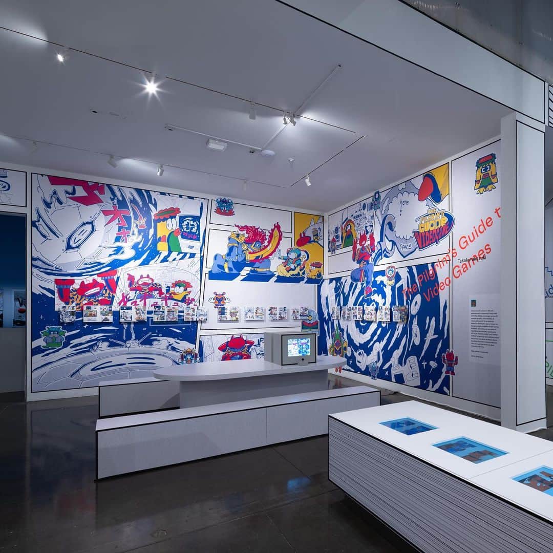 GINZA SONY PARK PROJECTさんのインスタグラム写真 - (GINZA SONY PARK PROJECTInstagram)「【"DREAM PILL", "The Pilgrim's Guide to Video Games" and "A Guide"】   "DREAM PILL" by millennium parade, changes mood dramatically. This room is filled with Sony's tech, like three-dimensional images"Spatial Reality Display" Visitors are immersed in the story with Floor Haptics as if they were walking through a submerged room.  "The Pilgrim's Guide to Video Games" by Takakurakazuki, is lively presentation of various characters and scenes. Try sit on a bench and read his MANGA on the arcade-like monitor and controller stick.  Ascending to the second floor, you find a monotone MANGA "A Guide" by Masanobu Hiraoka. Animated frames are interwoven here and there, and the unique world of MANGA unfolds with "Multi speaker system"  millennium paradeさんによる "DREAM PILL＂では、空間再現ディスプレイの立体映像にはじまり、床面の触覚提示技術Hapticsによって水没した部屋を歩いているような疑似触覚とともにストーリーに没入します。 さまざまな登場キャラクターとシーンによって賑わう、たかくらかずきさんの "The Pilgrim's Guide to Video Games"では、ゲームセンターのようなモニターとコントローラースティックでMANGAを読み進めます。 会場の2階に続くモノトーンの空間は、平岡政展さんによる "A Guide"。 ところどころアニメーションされたコマが織り混ざり、立体音響とともにここにしかないMANGAの世界が広がります。  #MANGAinNY  @mllnnmprd @takakurakazuki @masanobuhiraoka   #millenniumparade  #Takakurakazuki #たかくらかずき #MasanobuHiraoka #平岡政展  #NewYork #HighLine #Chelsea #NewYorkArtGallery #ChelseaArtGallery @studio525nyc #studio525 #Manga #マンガ #漫画 #Comic #Art #Technology #アート #テクノロジー #GinzaSonyParkProject #GinzaSonyPark #SonyPark #Sony」10月29日 10時26分 - ginzasonypark